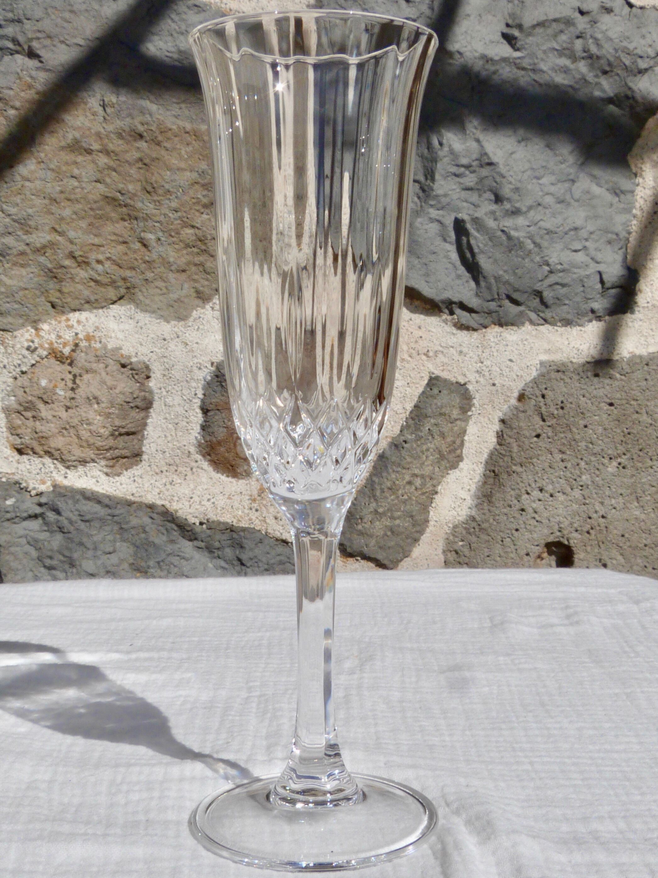 Set of 8 champagne flutes in cut crystal