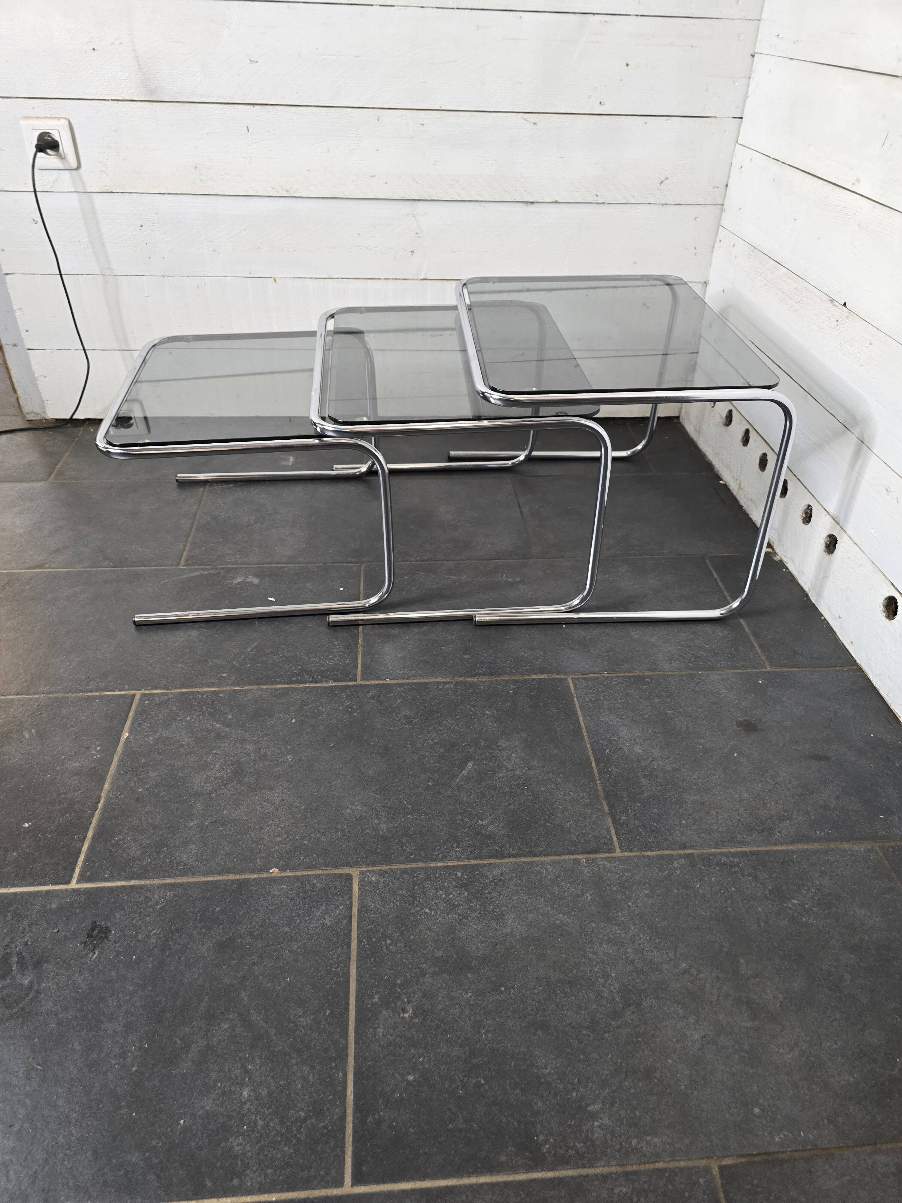 Table gigogne en métal chromé dessus verre fumé des années 70
