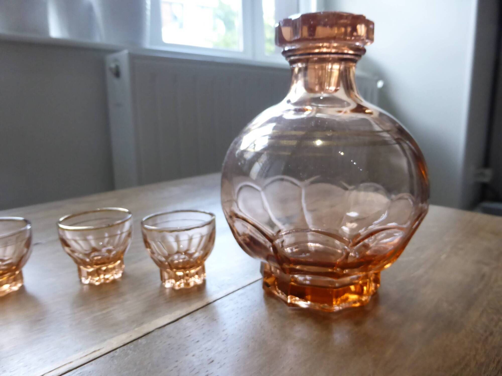 Carafe and 5 pink glass liqueur glasses with a gold rim 2008123