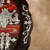 Plat de laque marquetes incrustations de nacre figurant 3 geishas / femmes devant un temple.