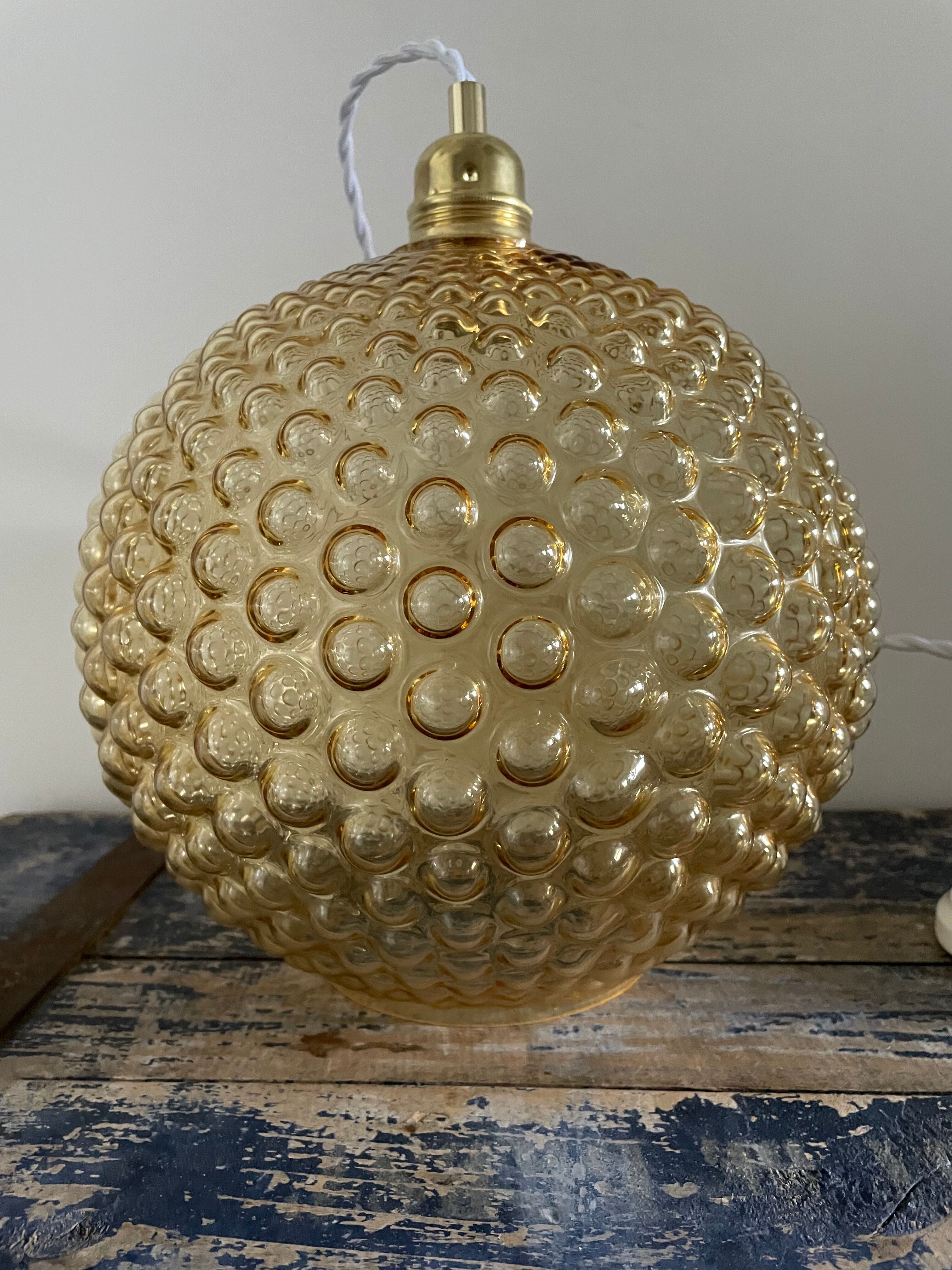 Globe suspension with large bubbles