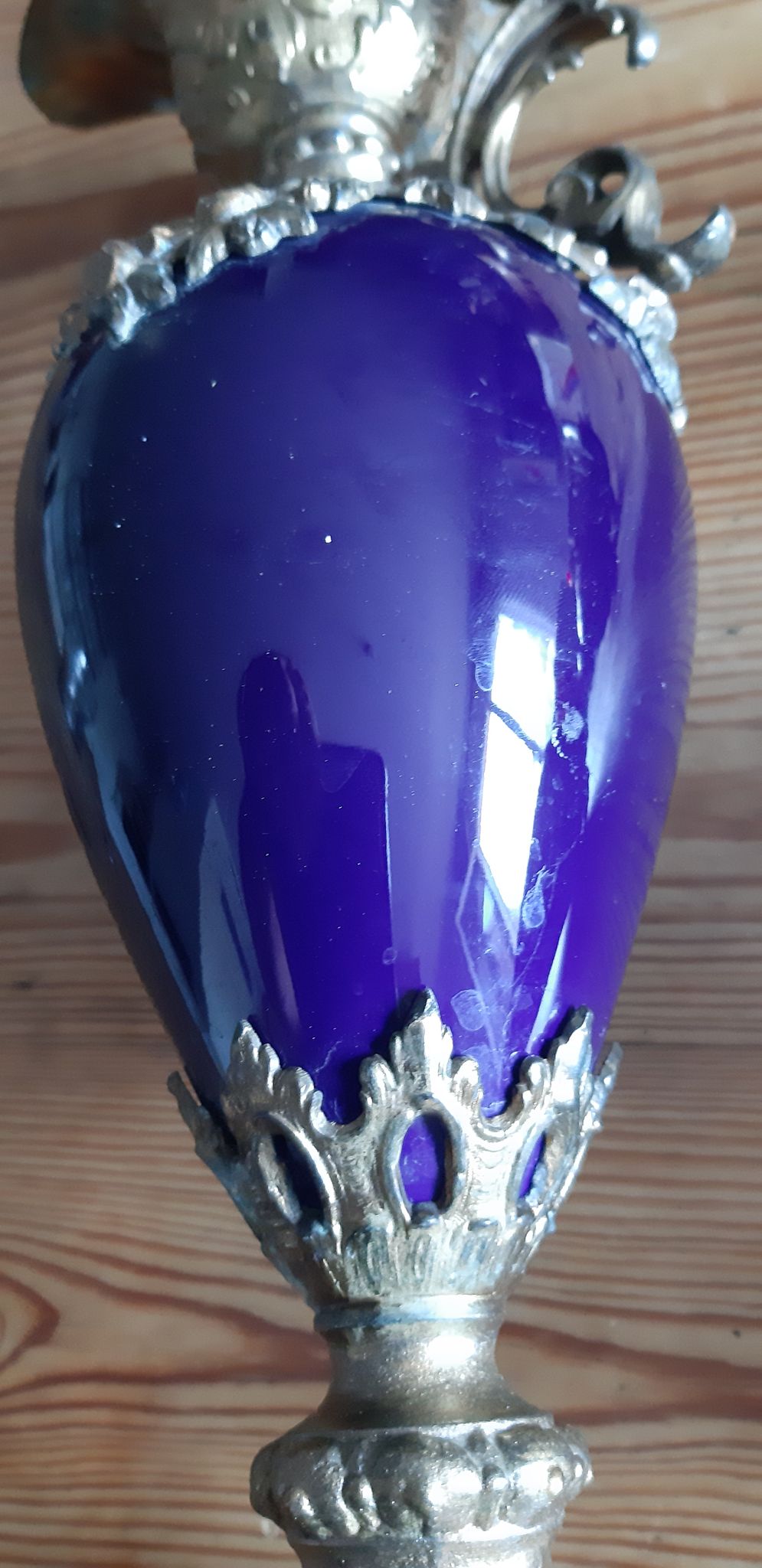 Paire d'aiguières en régule doré et verre bleu