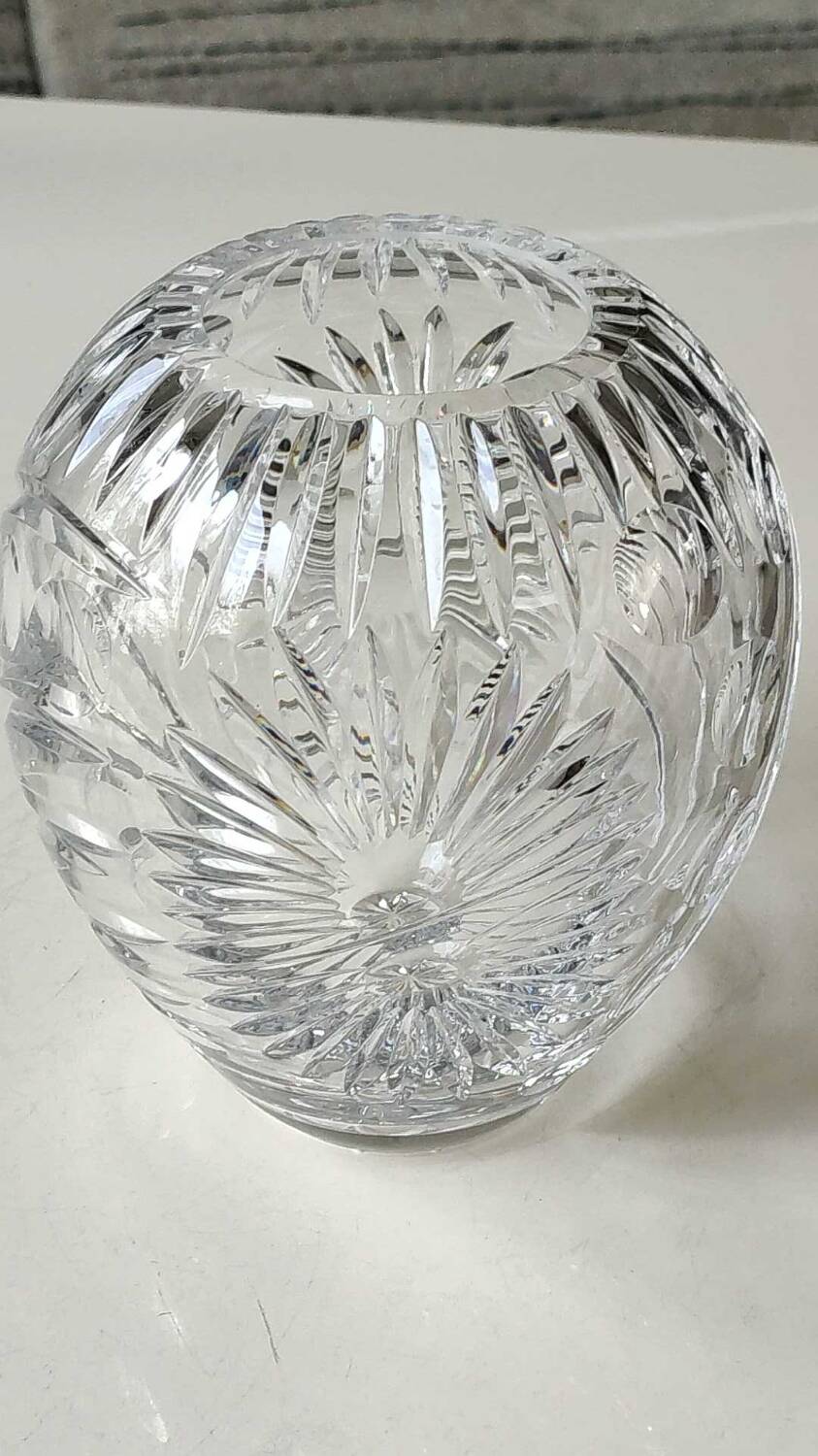 Vintage ball-shaped vase, in Bohemian/Boho chic crystal. 15 x 13 cm