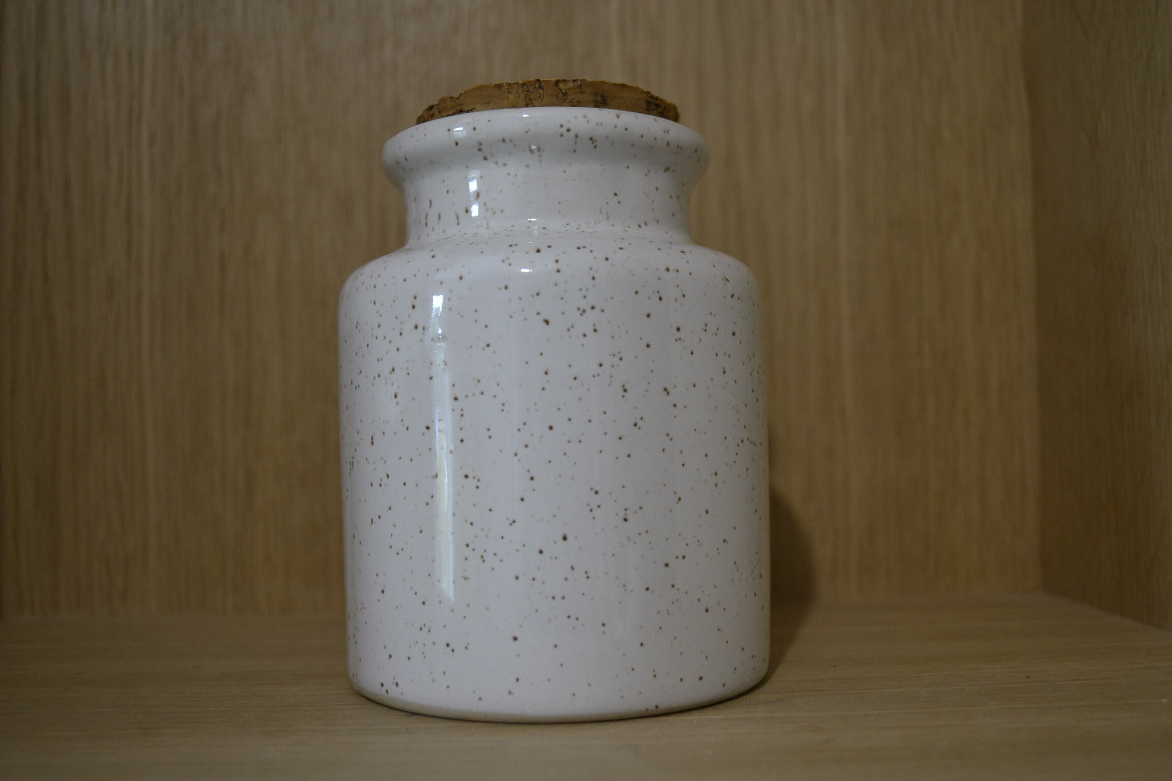 Speckled white sandstone pot