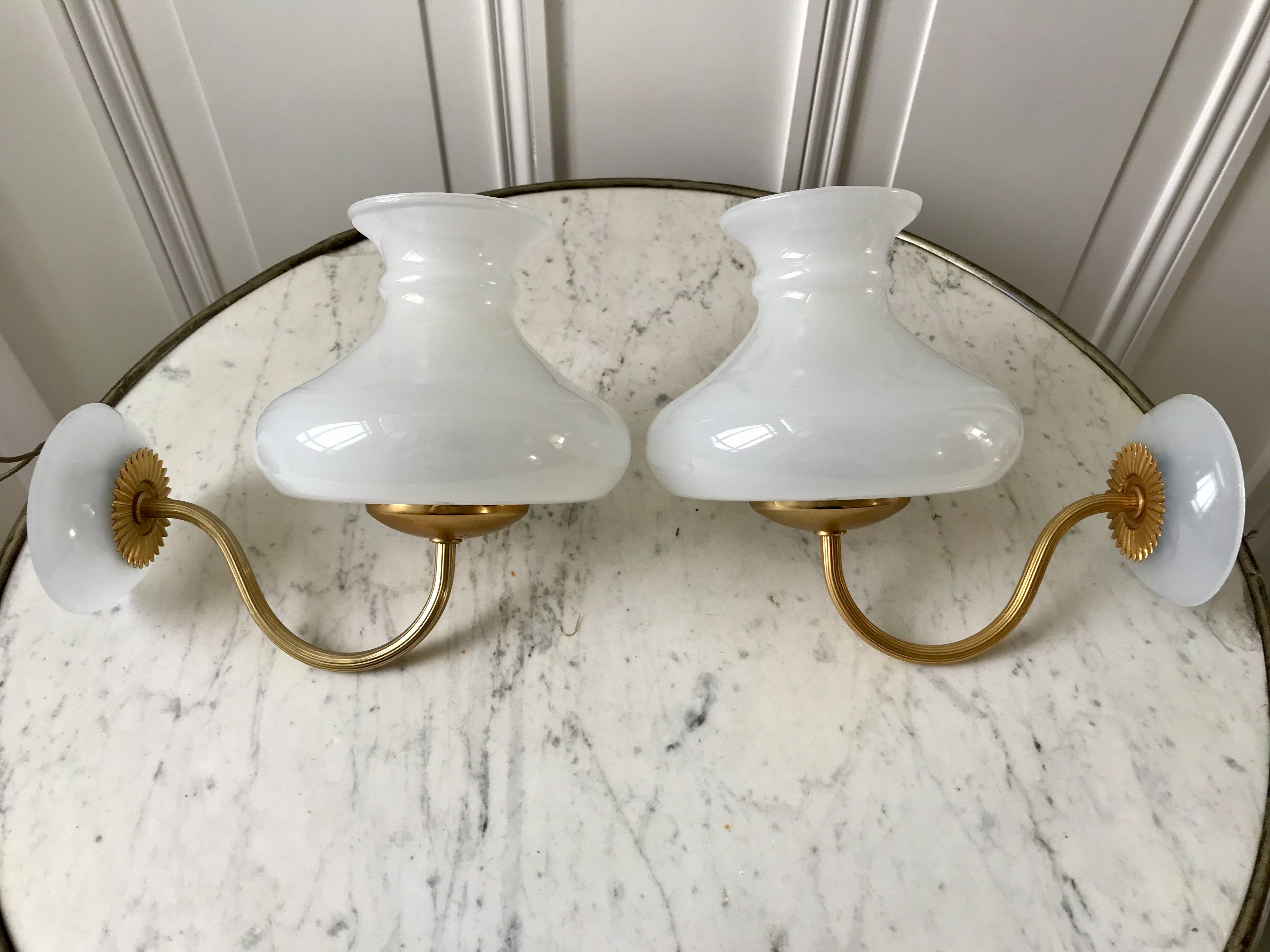 Pair of opaline tulip appliques on brass support 40-50s