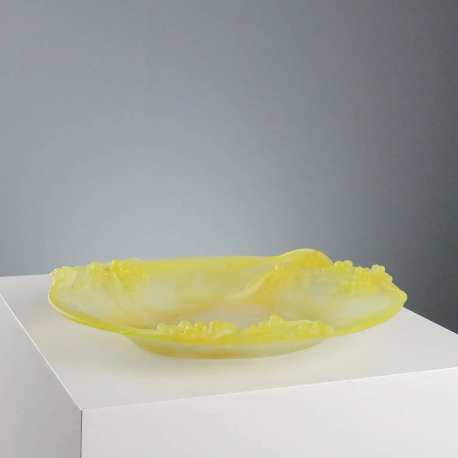 Vintage Mimosa plate by Daum Manufacture in crystal paste, 20th century.