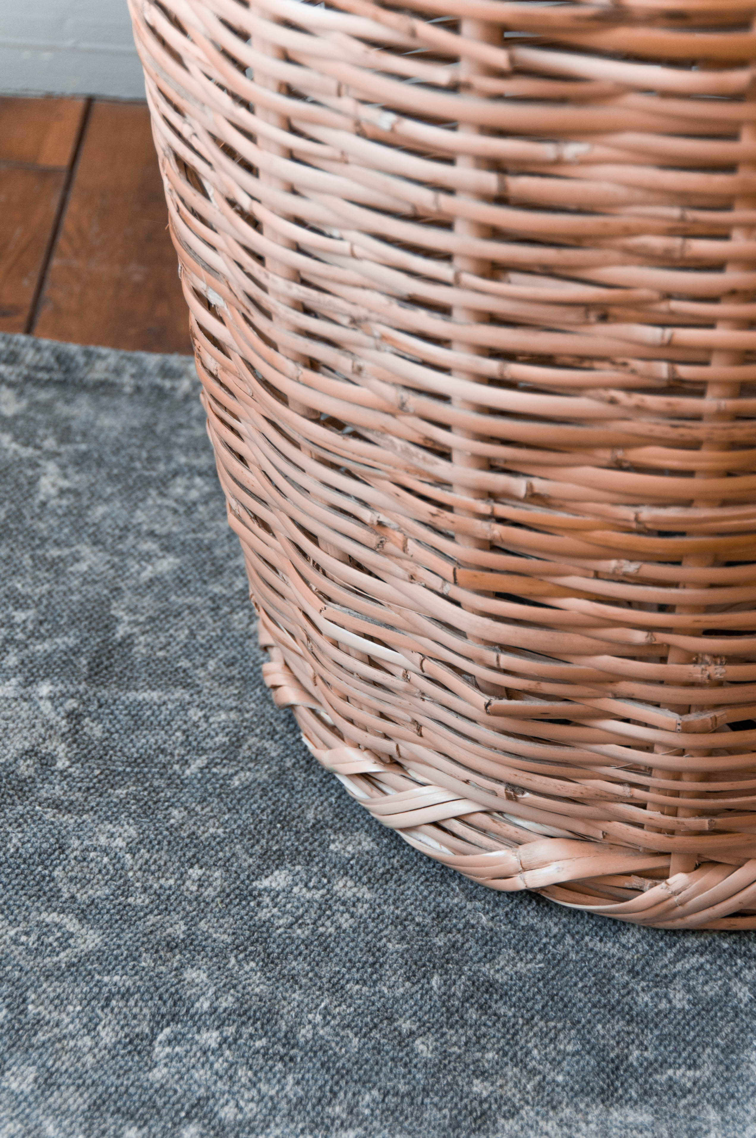 High wicker pan with handles