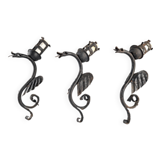 Lot de trois appliques en fer forgé en forme de dragon