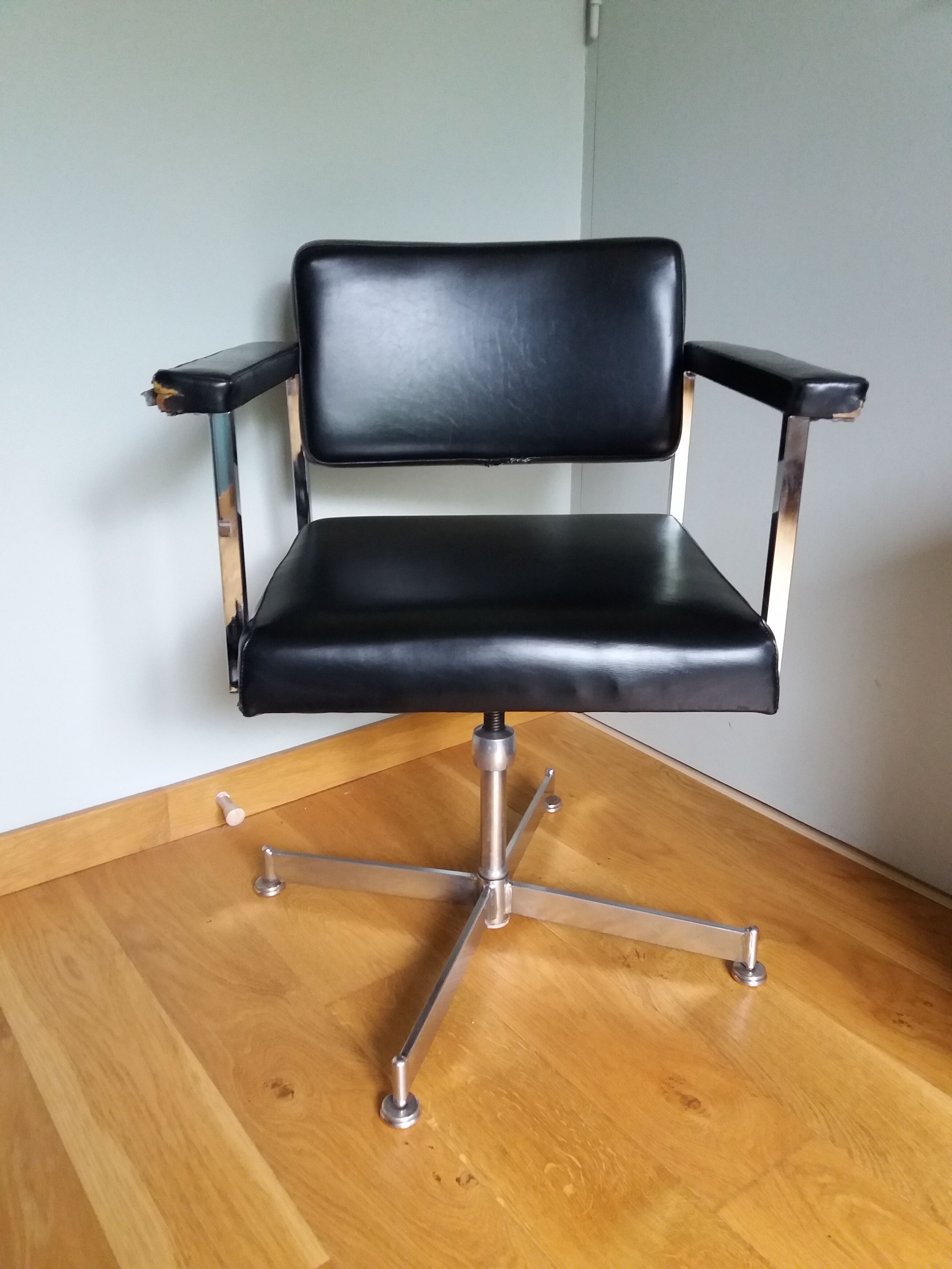 Swivel office chair Strafor with chrome metal and black faux leather.
