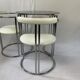 Table chromé et deux chaises modernistes