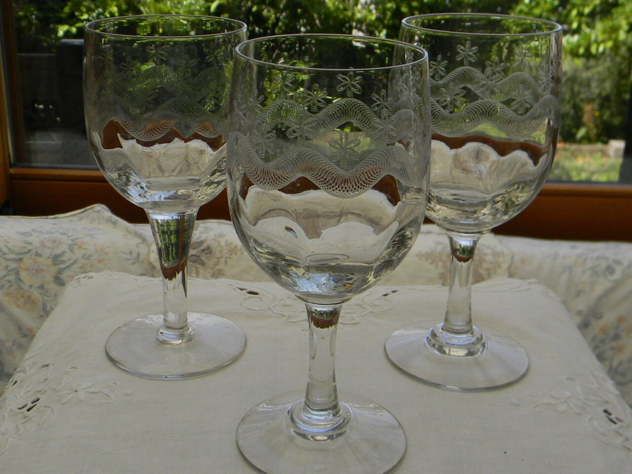 Set of 3 antique water glasses in engraved glass.