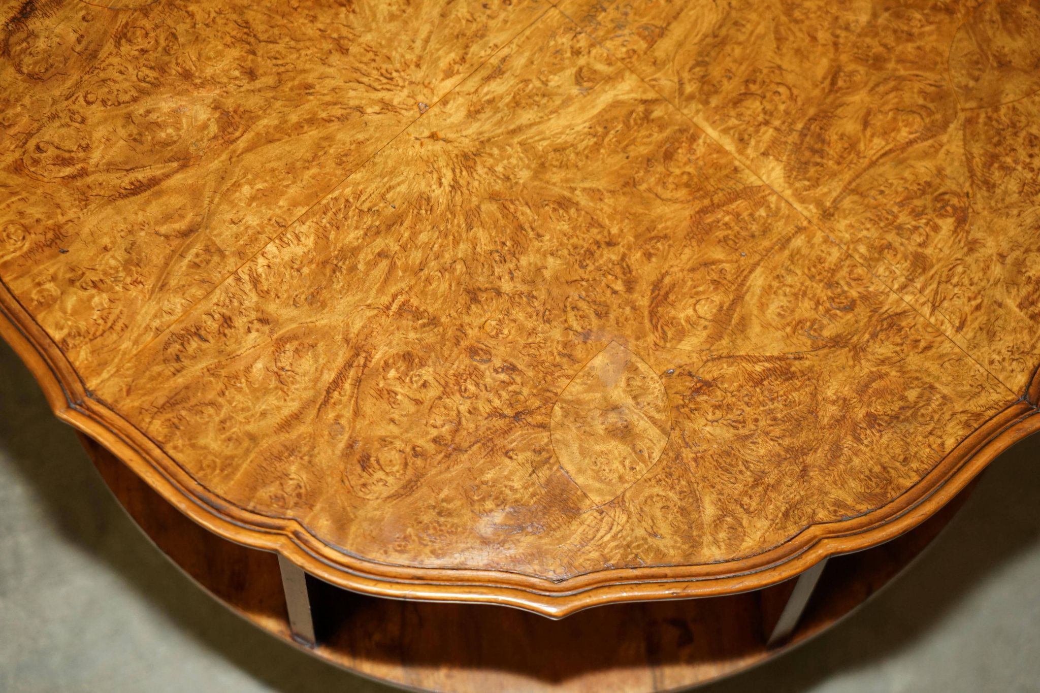 Table basse vintage Burr Walnut pivotante années 1940