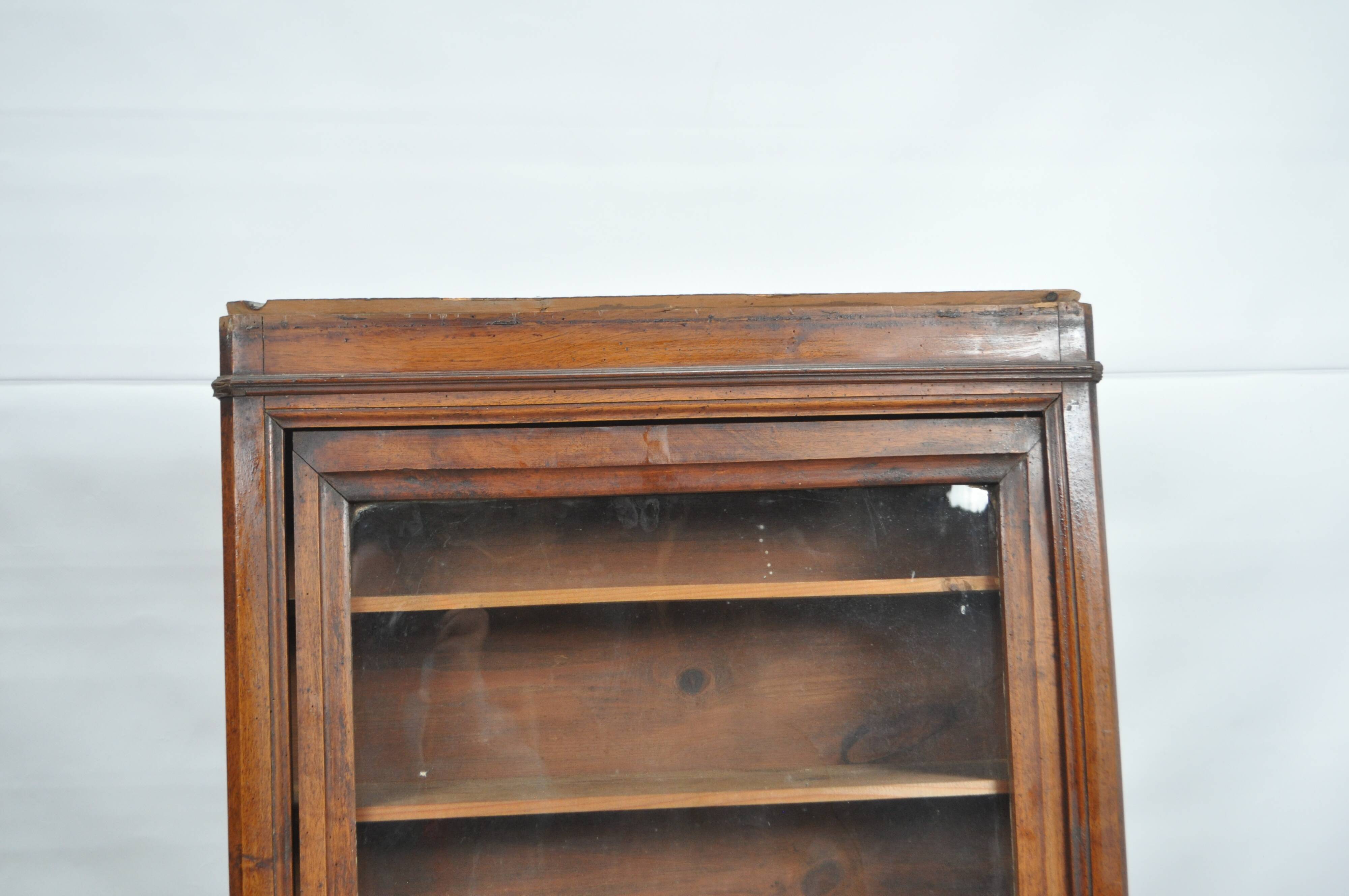 Showcase to stand