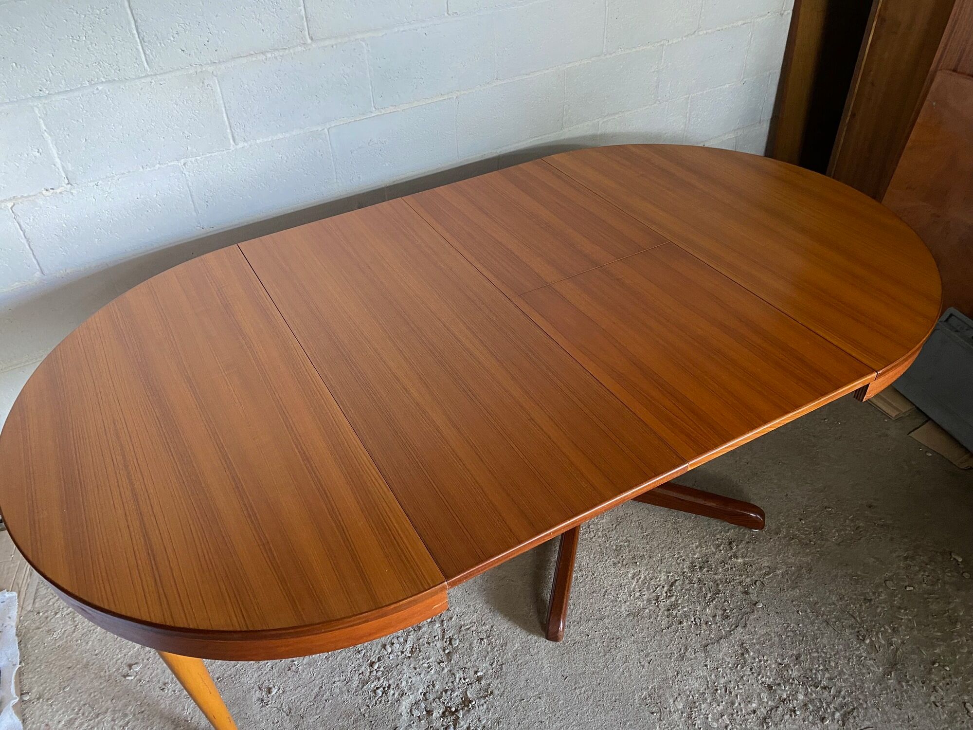Table ronde dia 116cm extensible type Scandinave en teck et placage de teck an 1960