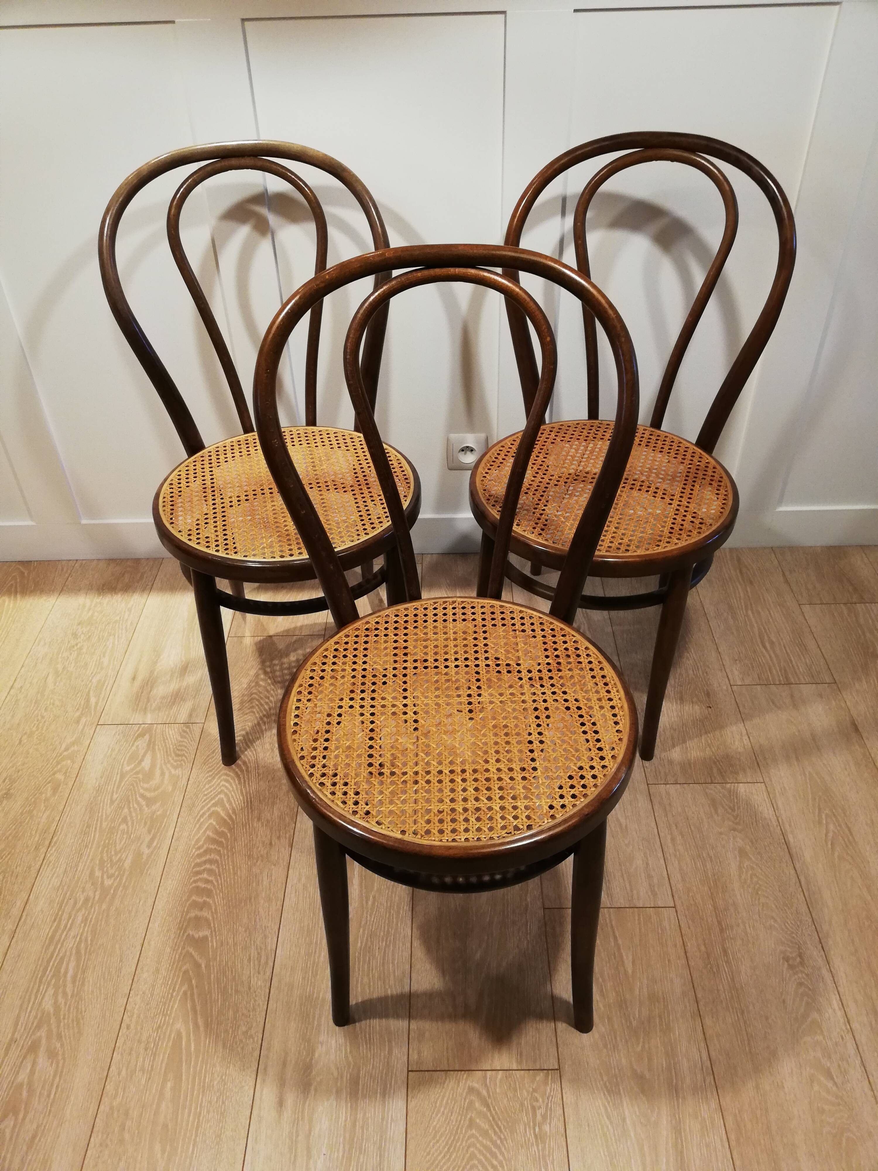 Lot de trois chaises bistrot