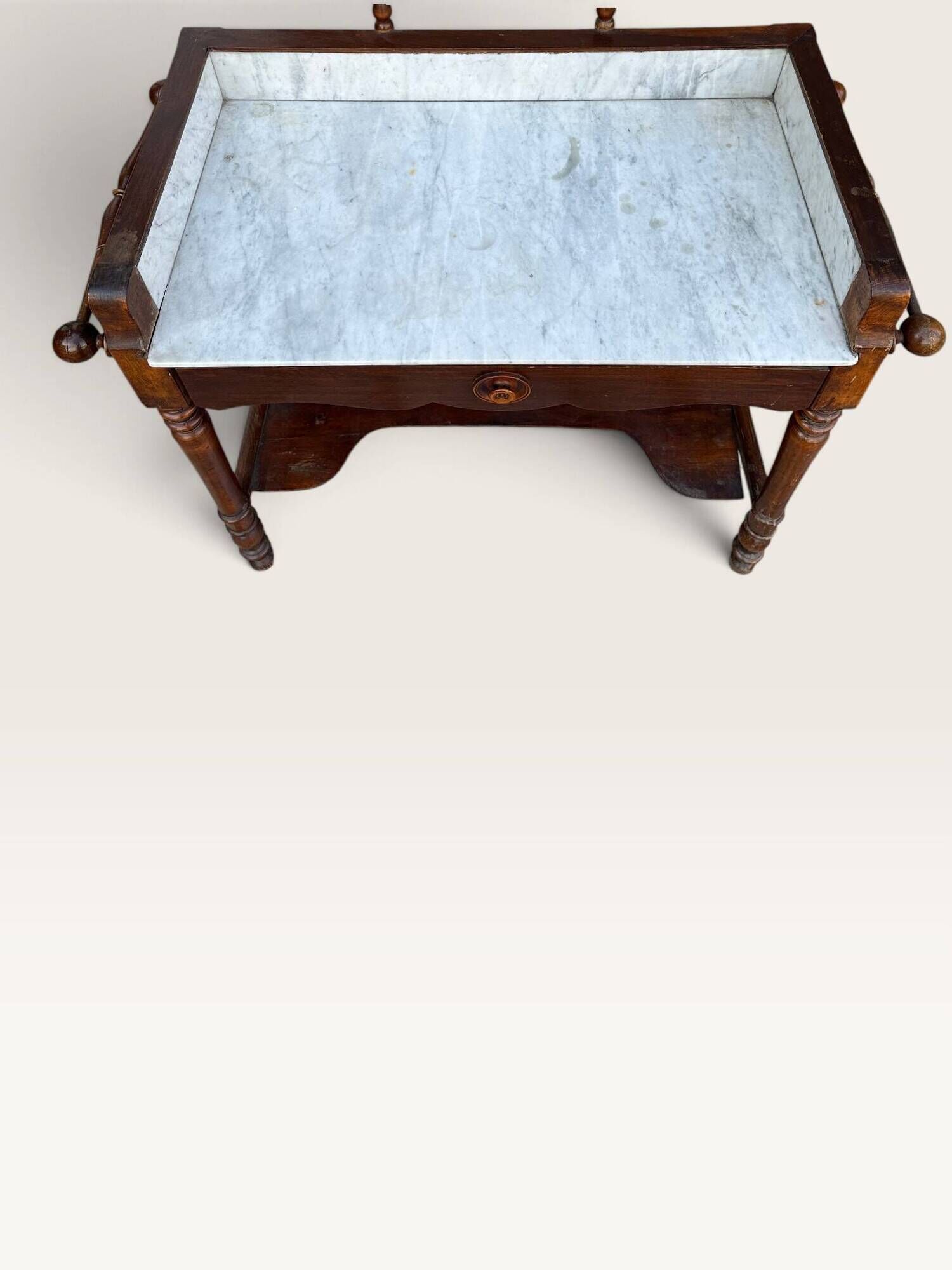 Dressing table in walnut and marble, late 19th century.