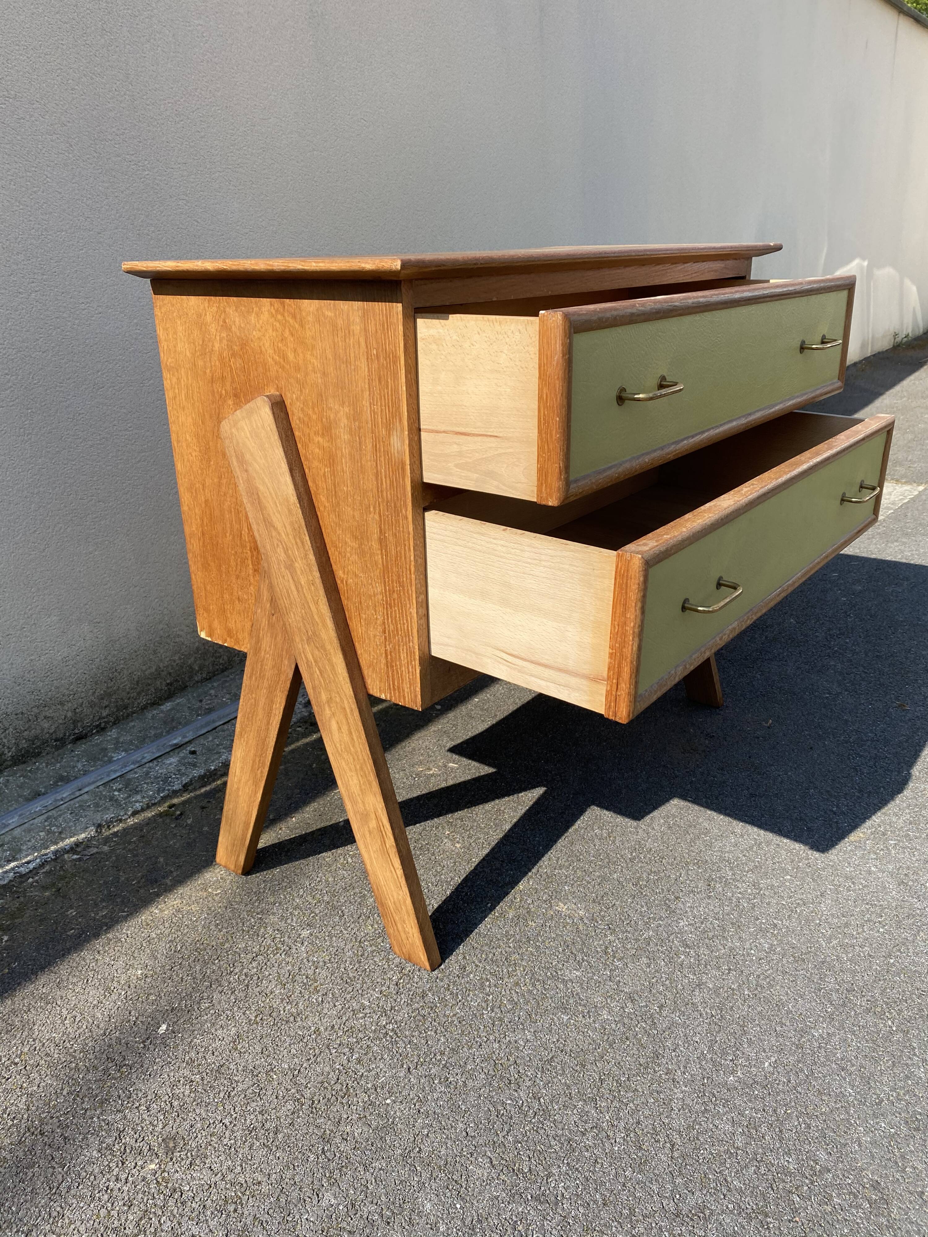 Dresser compass feet