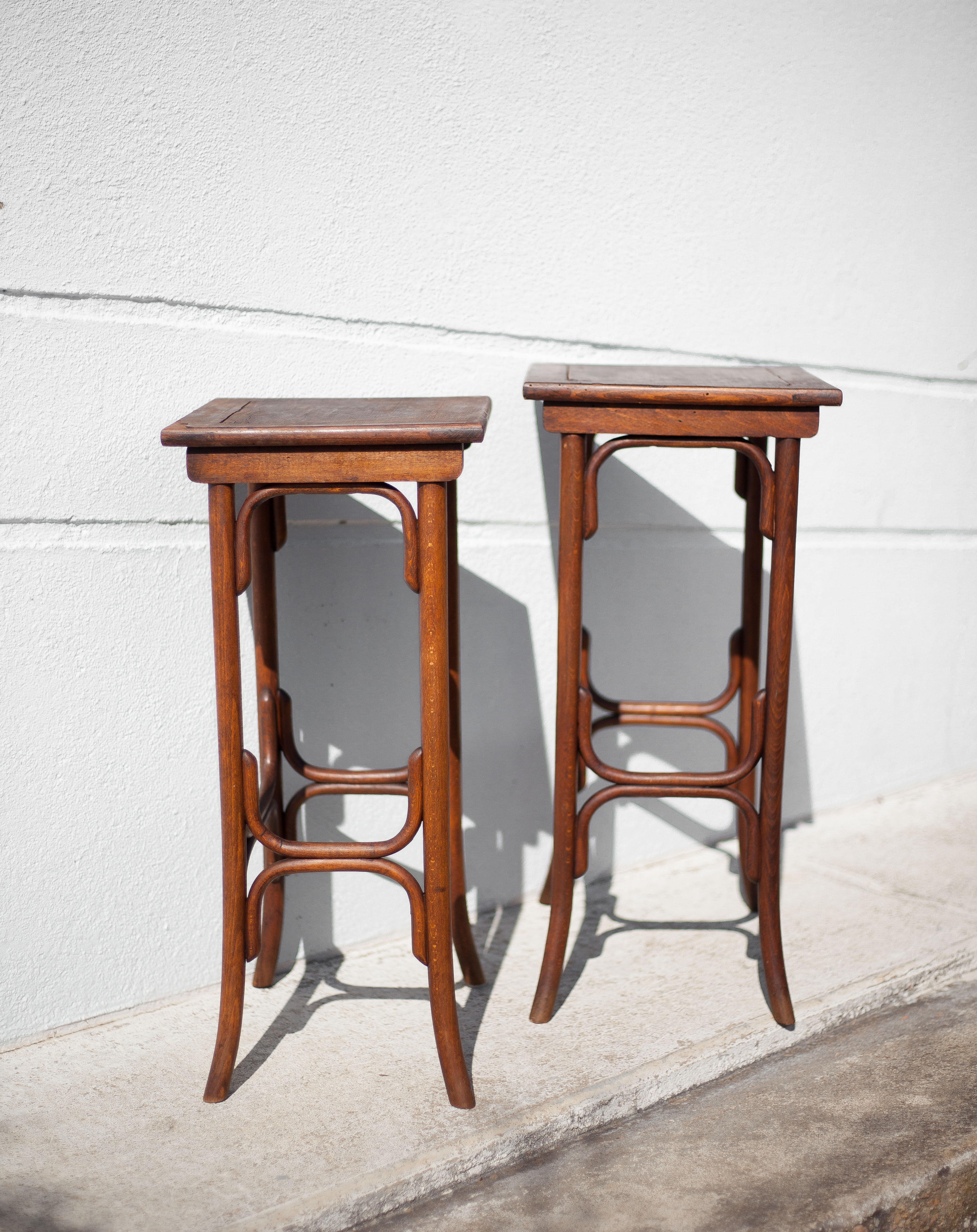 Curved wood trundle table