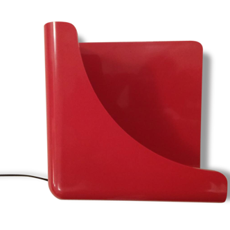 Applique Eléonore Riva, en plastique rouge.