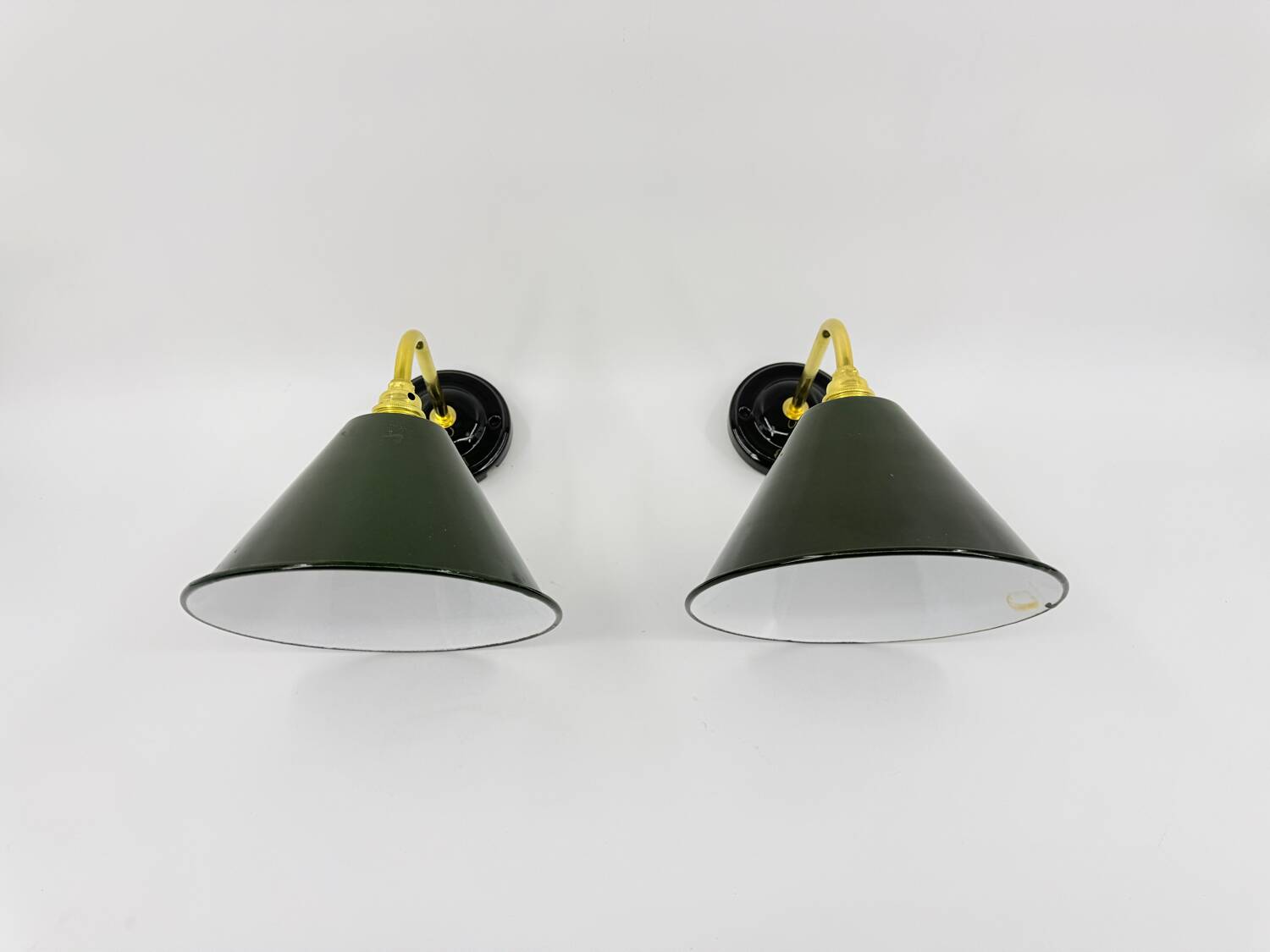Enamelled sheet metal wall lights