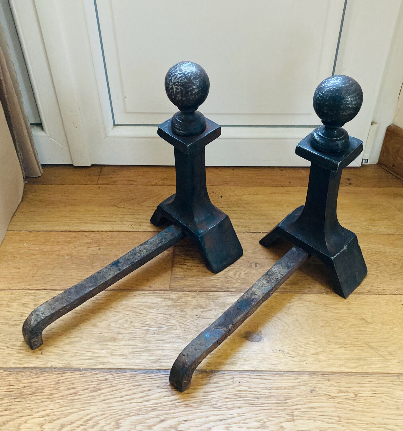 Pair of massive antique-style fire dogs in solid iron from the 20th century.