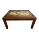 Table basse bois et laiton avec planisphère sous verre