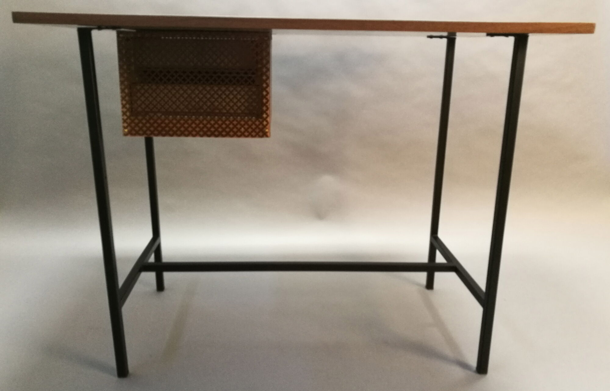 Bureau des années 50/60 en formica noir, acajou, doré