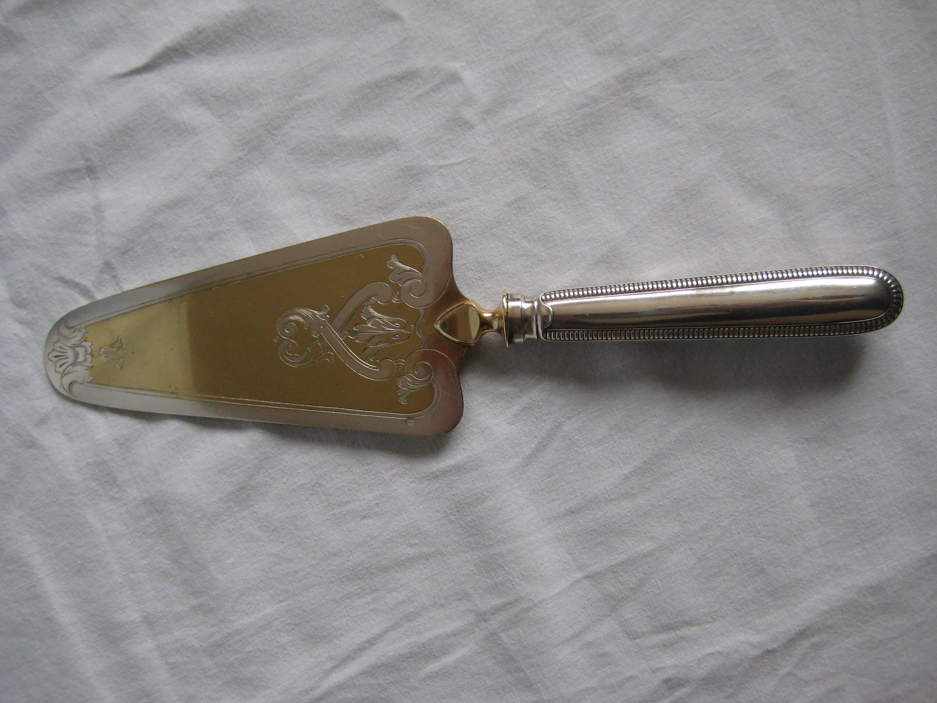 silver metal knife and cake shovel