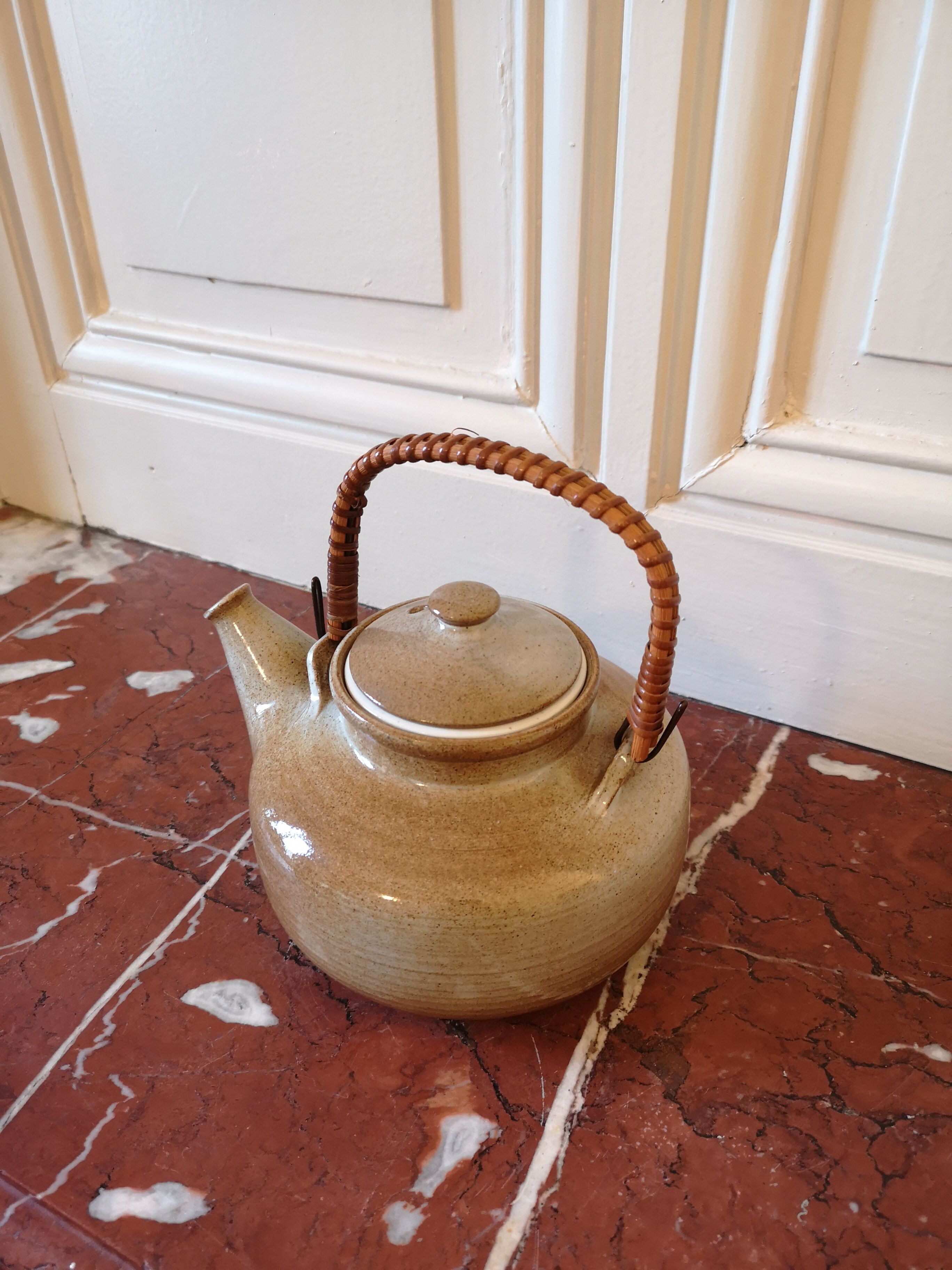 Ceramic teapot with filter