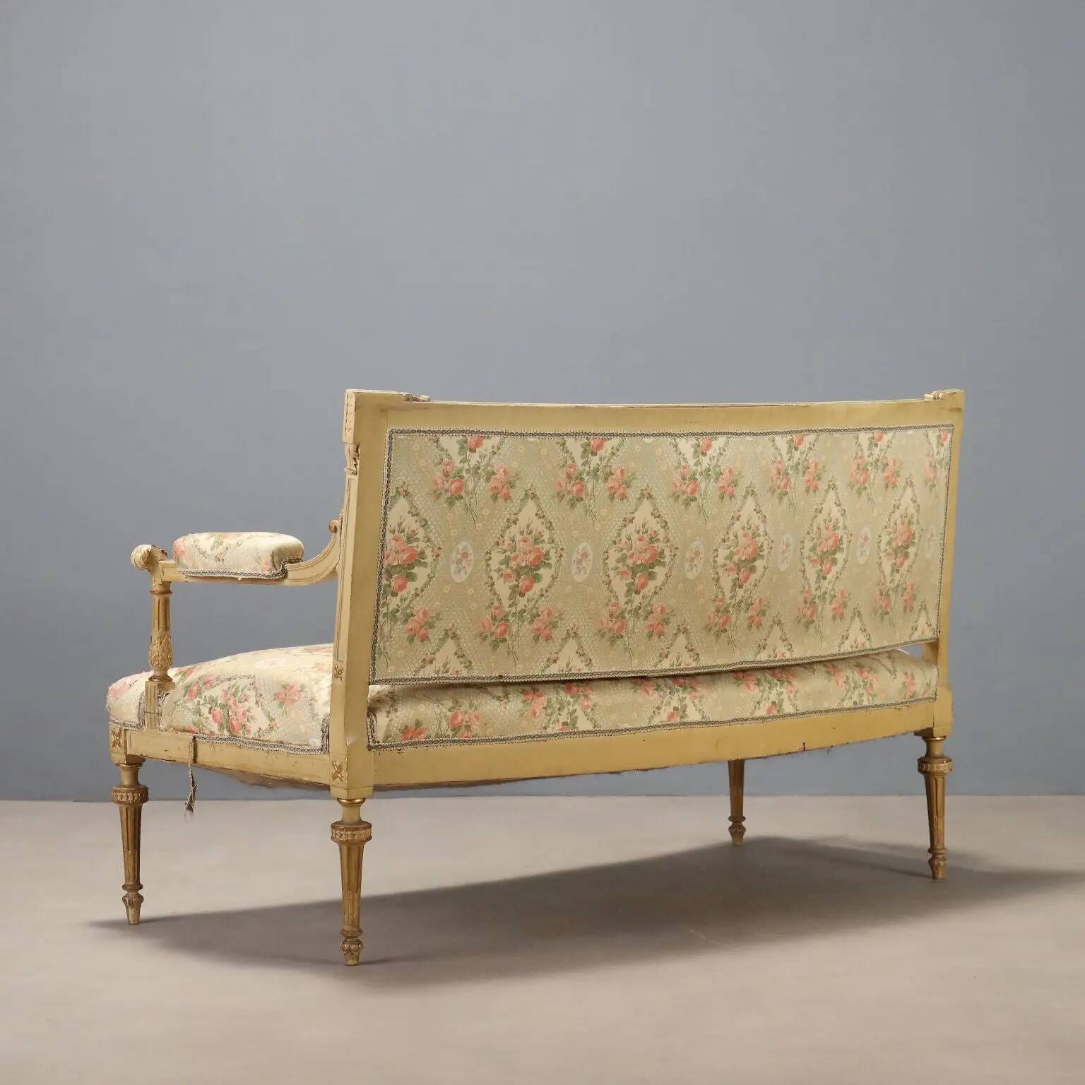 Antique neoclassical canapé in carved wood from the 19th century.