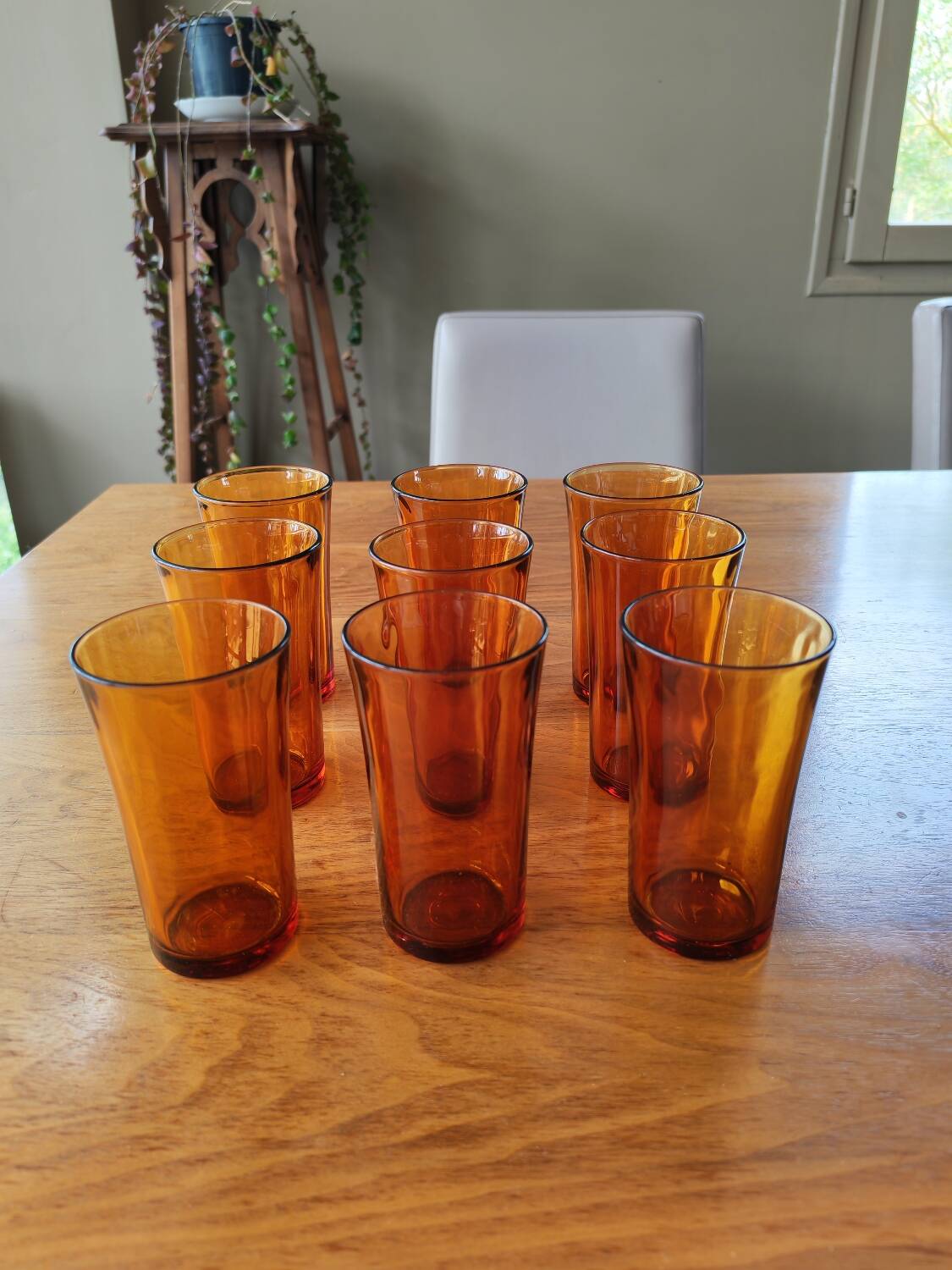 Lot de 9 gobelets hauts vintage en verre ambre