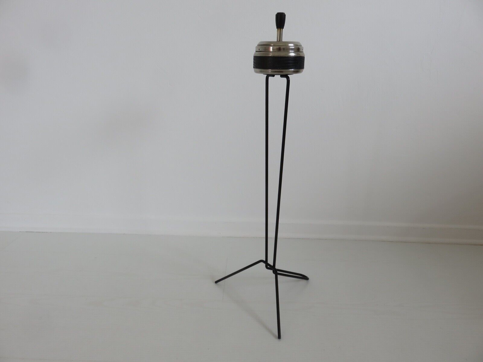 Minimalist tripod ashtray in black lacquered metal 50s 60s