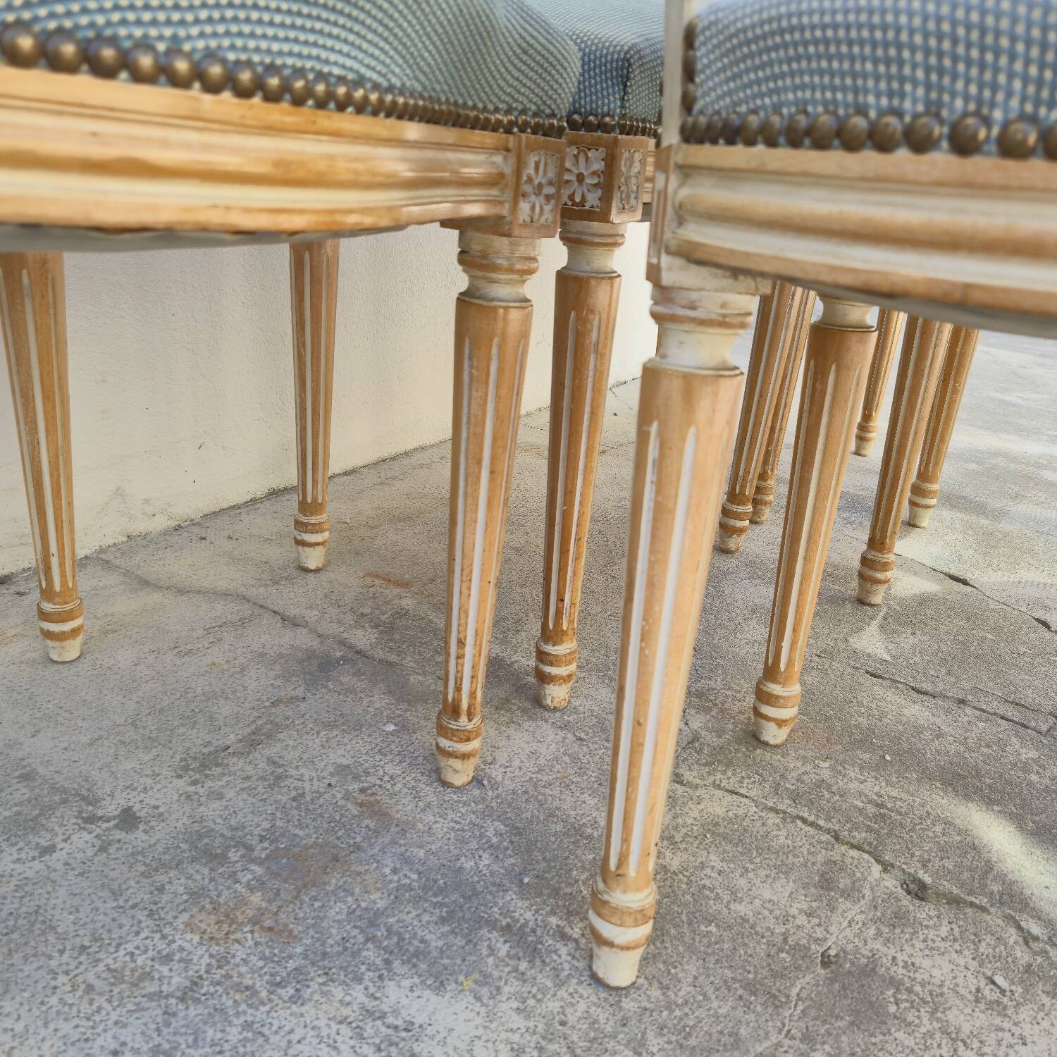 Set of 6 Louis XVI style chairs with antique patinated medallion