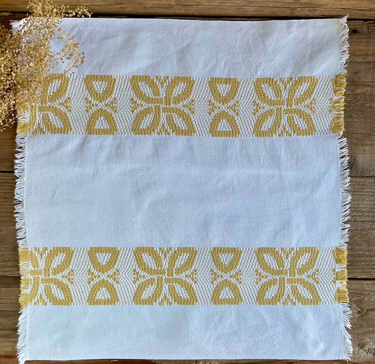 4 vintage napkins