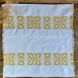 4 vintage napkins