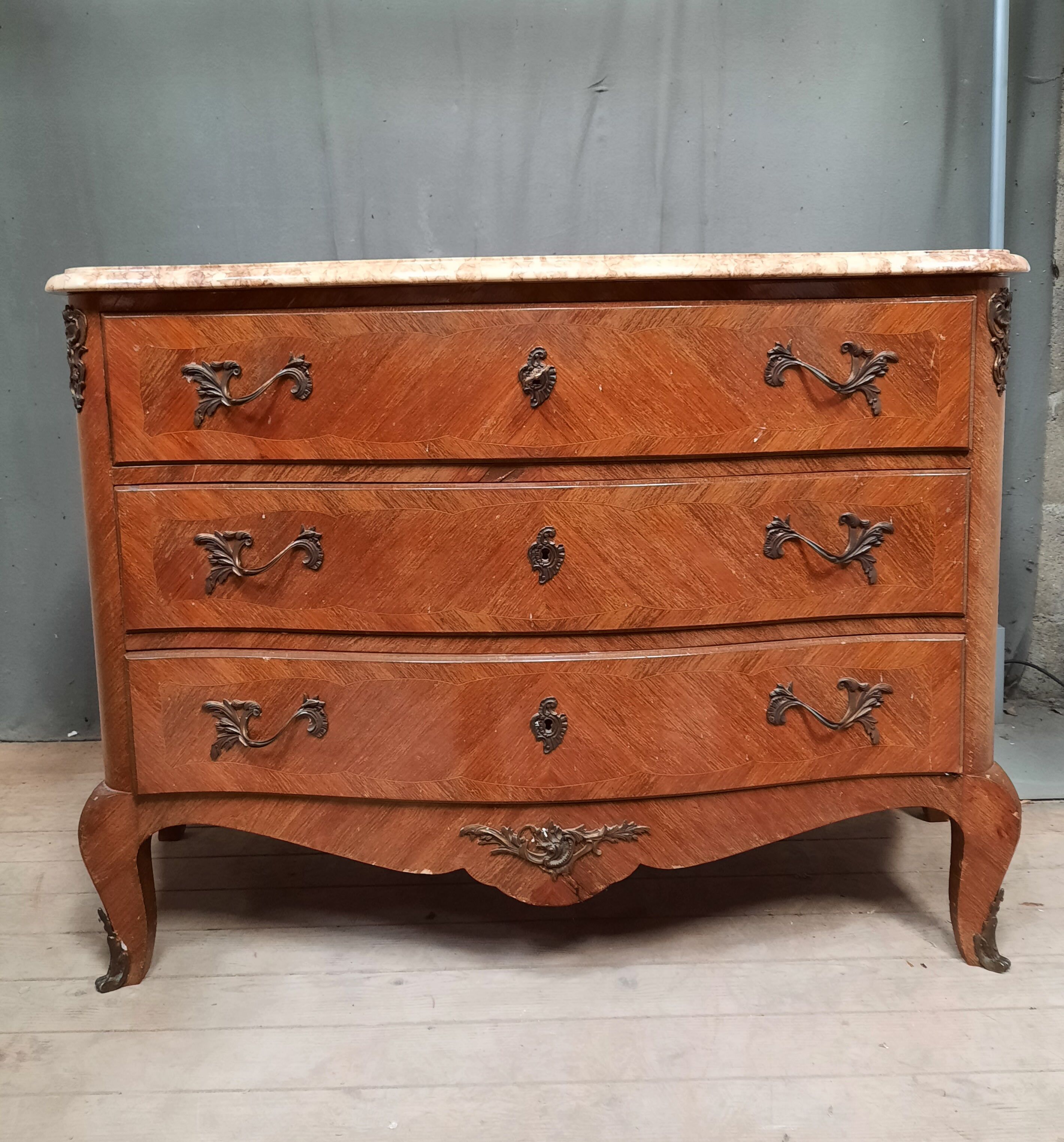 Louis XV style chest of drawers in veneer