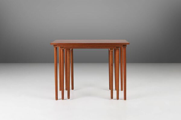 Ensemble de 3 tables gigognes en teck scandinave, Danemark années 1960.