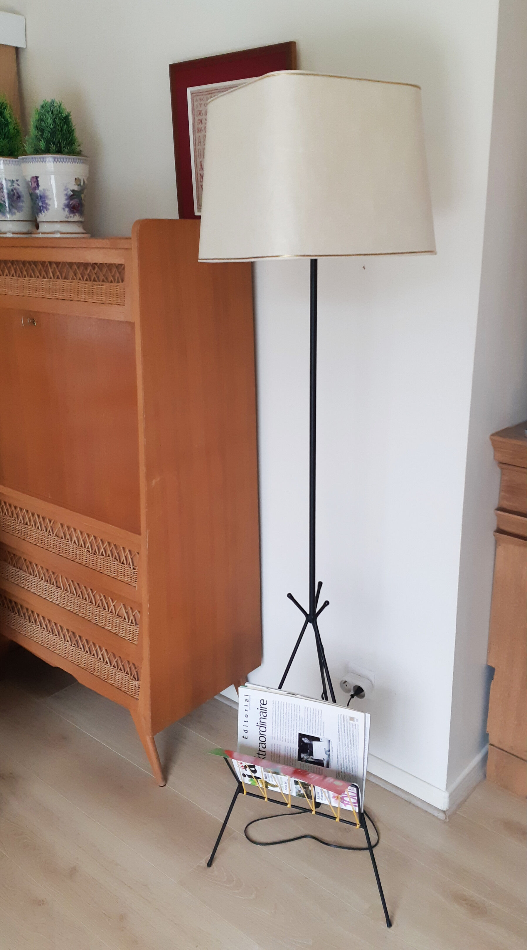 Black tripod floor lamp, magazine holder with scoubidou , vintage , 50s