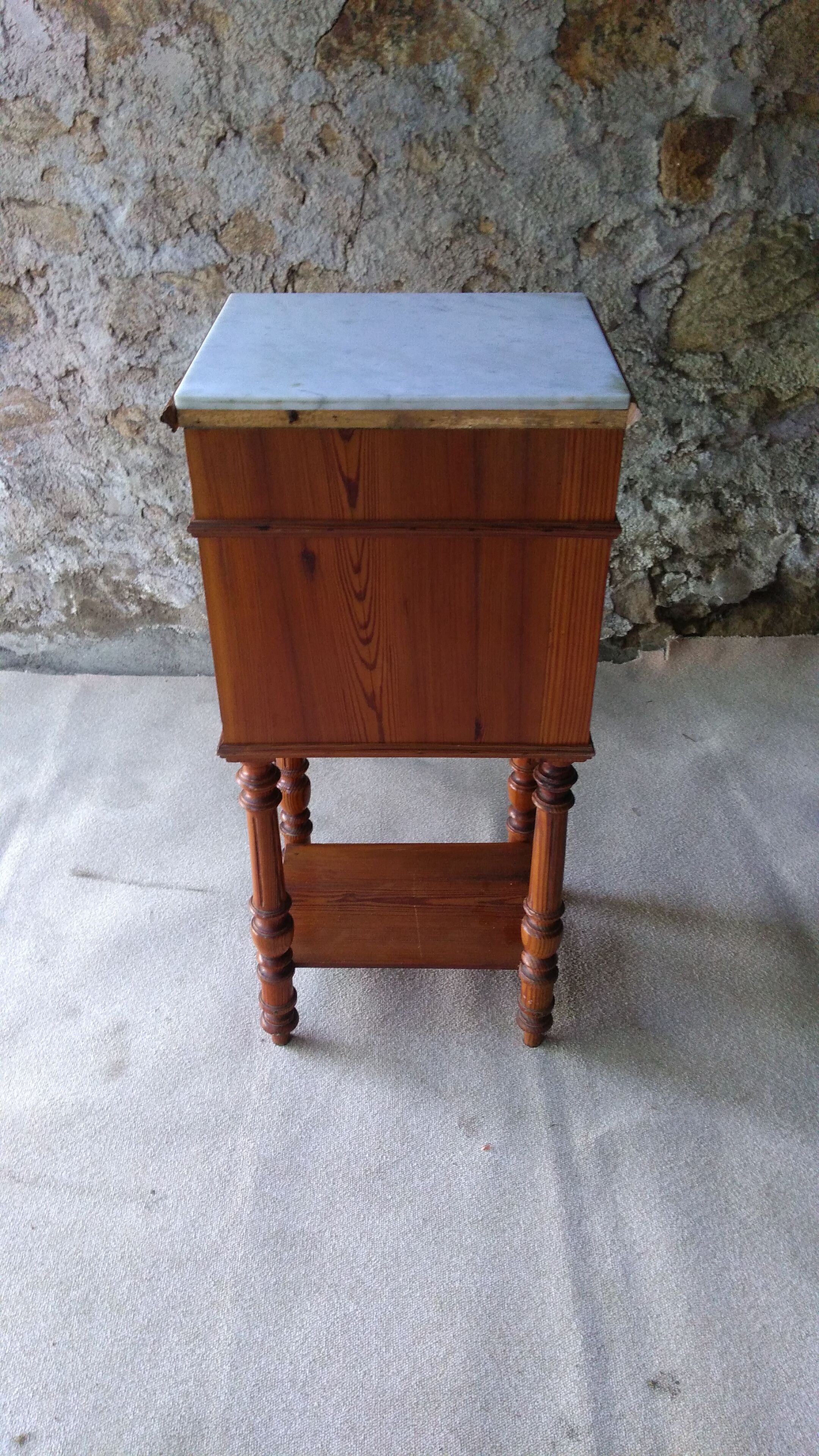 Table de chevet en pitchpin