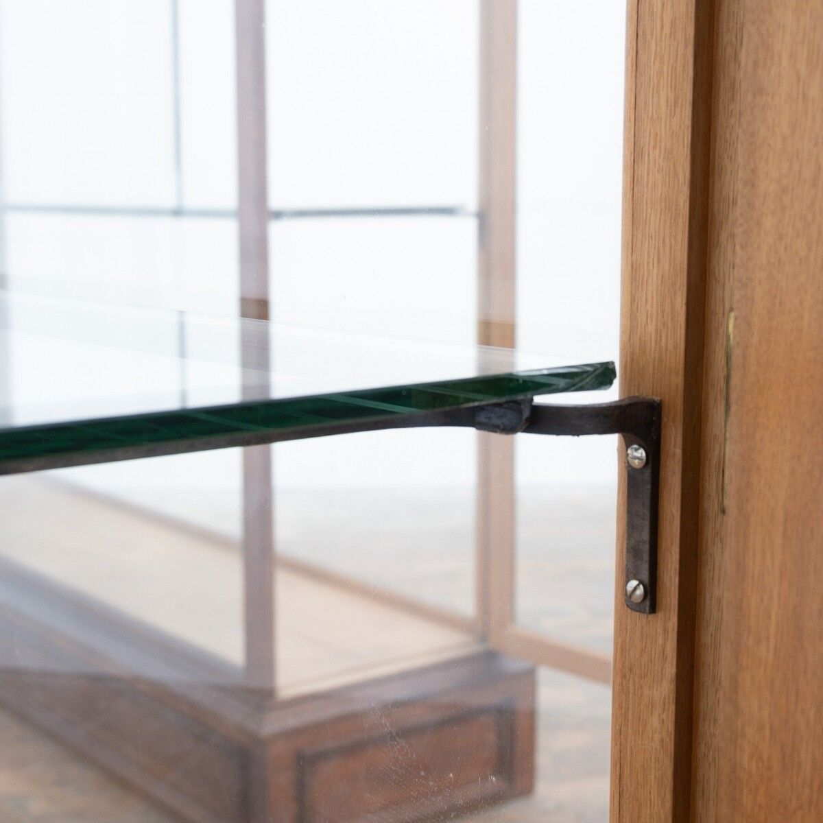 Central museum display cases in oak – Early 20th century