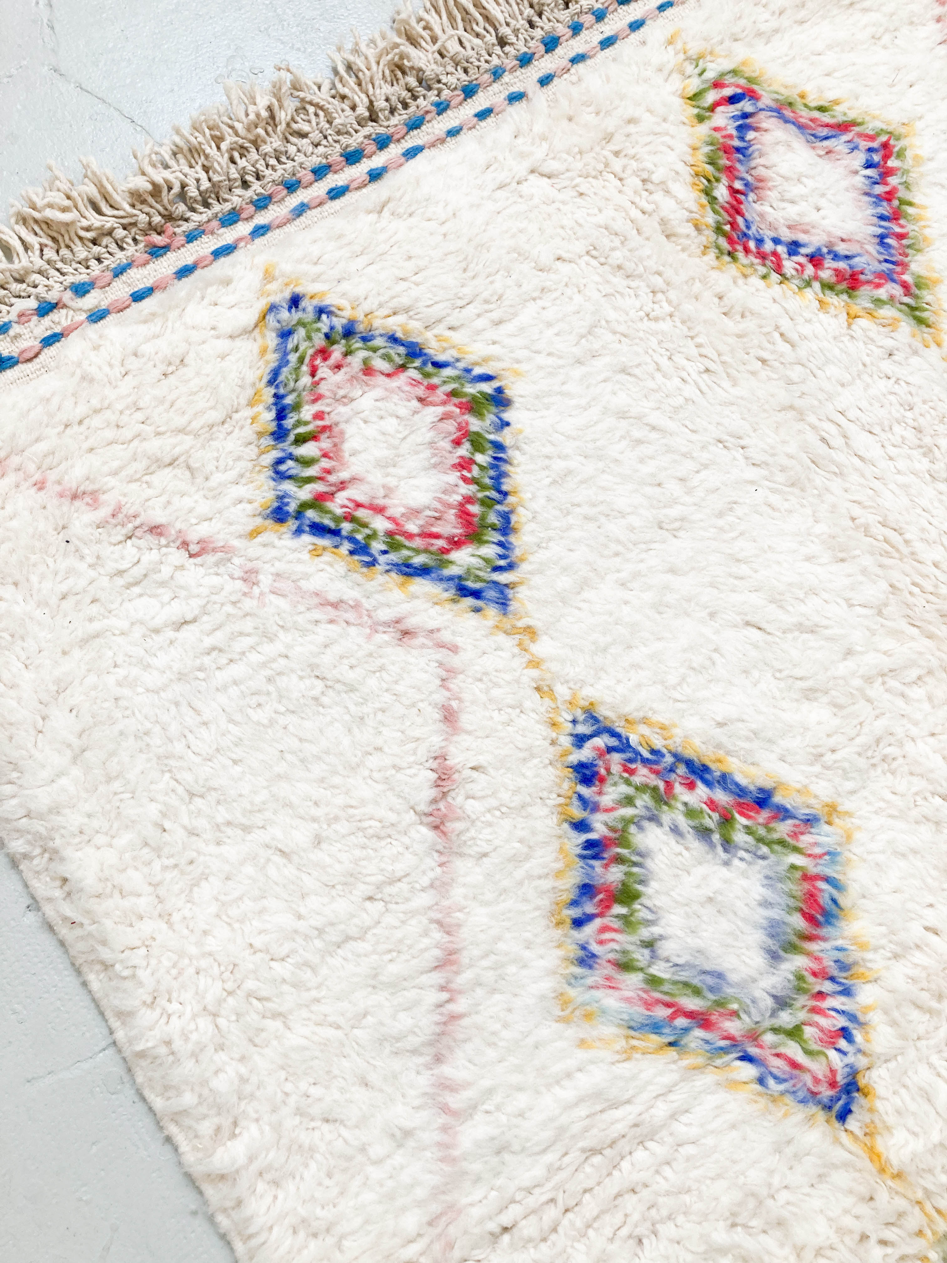 Tapis berbère marocain azilal écru à losanges colorés 195x132cm