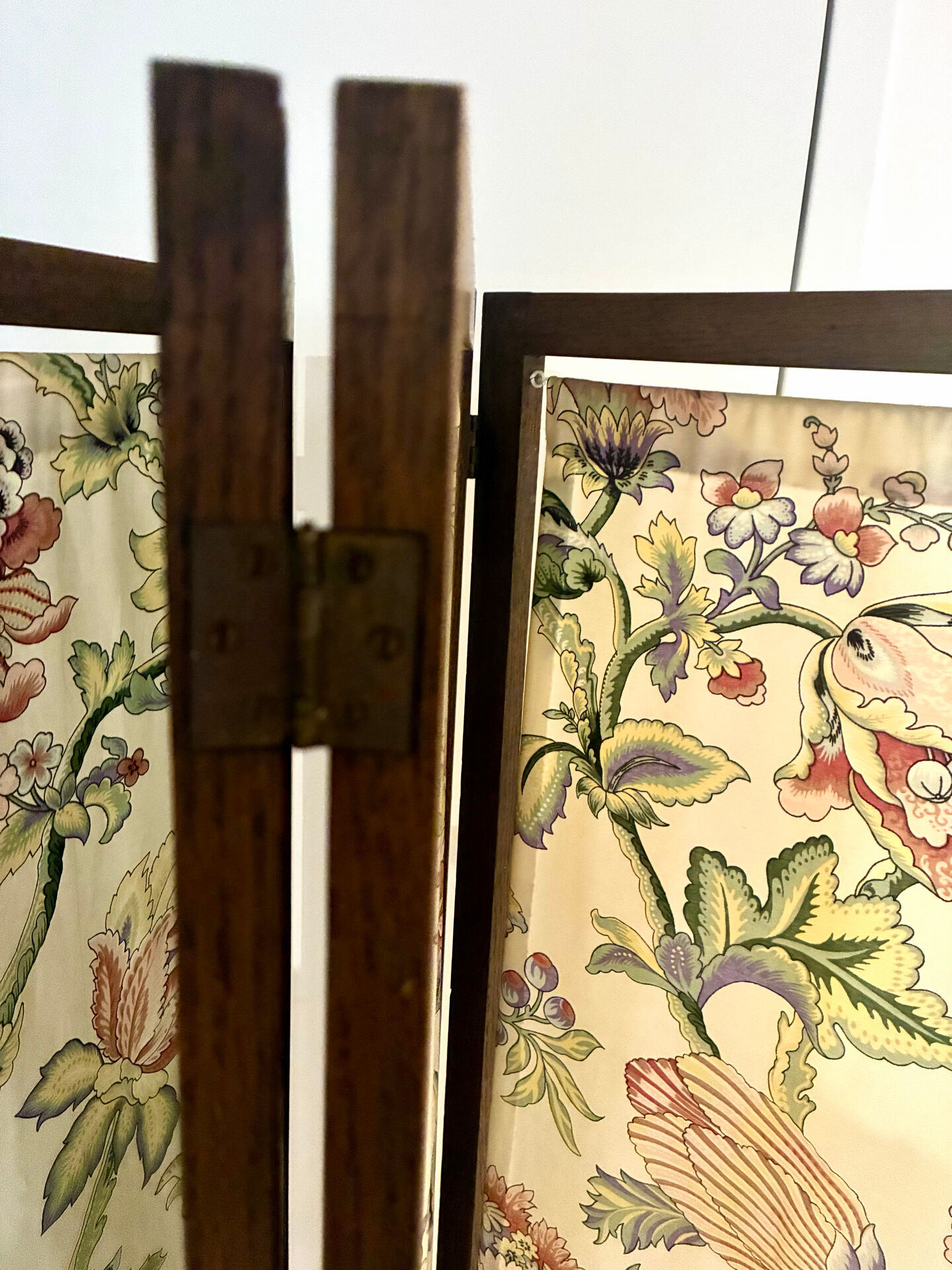 1950 oak screen with 4 panels in very good condition.