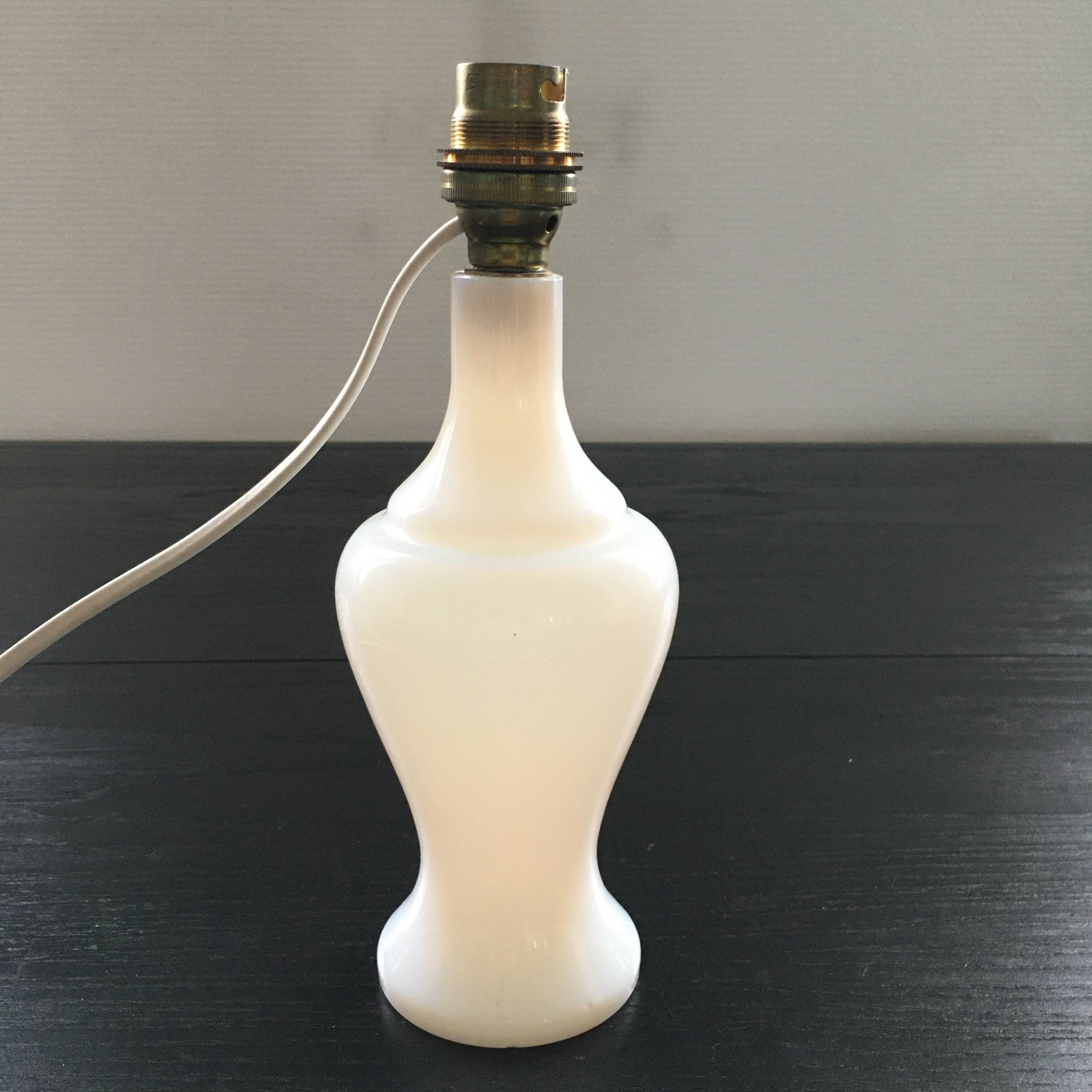 Lamp base in white opaline.