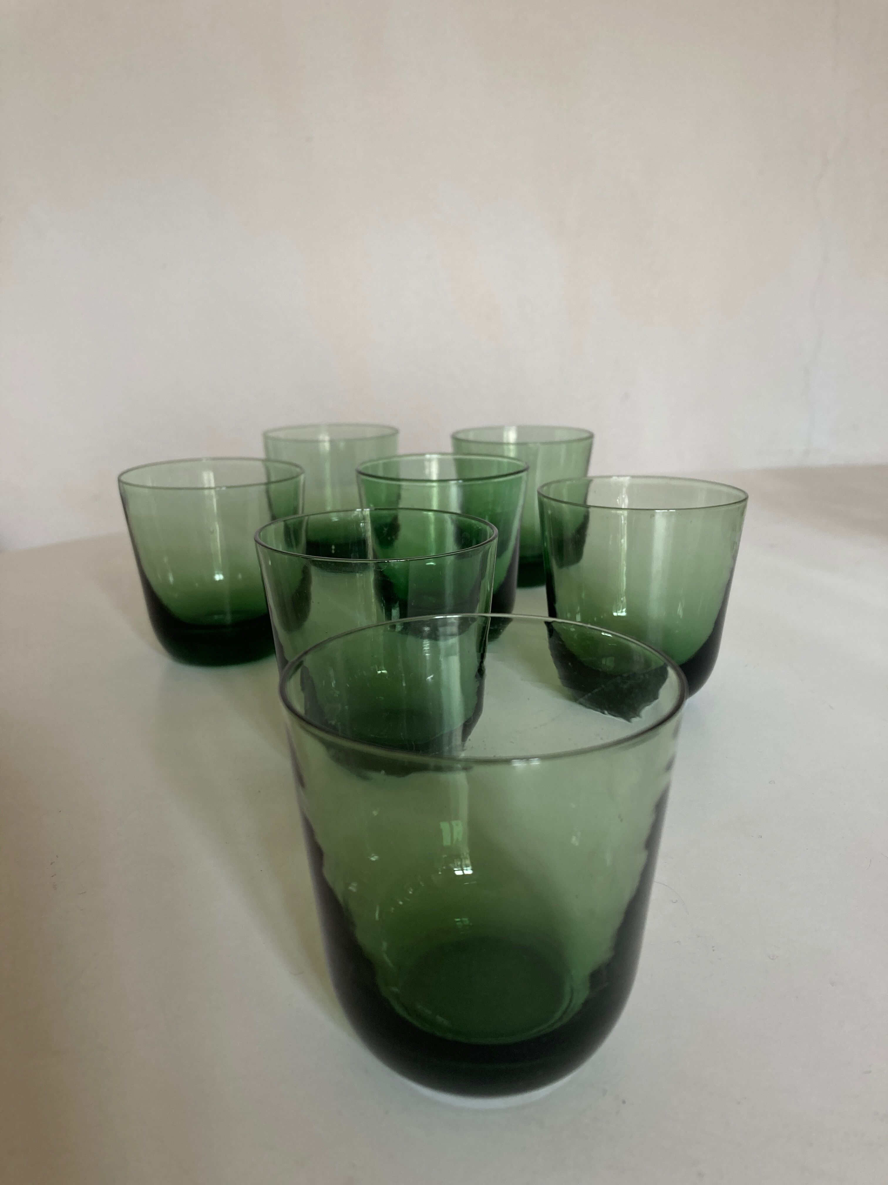 Set de 7 verres gobelets 1960 en verre soufflé vert