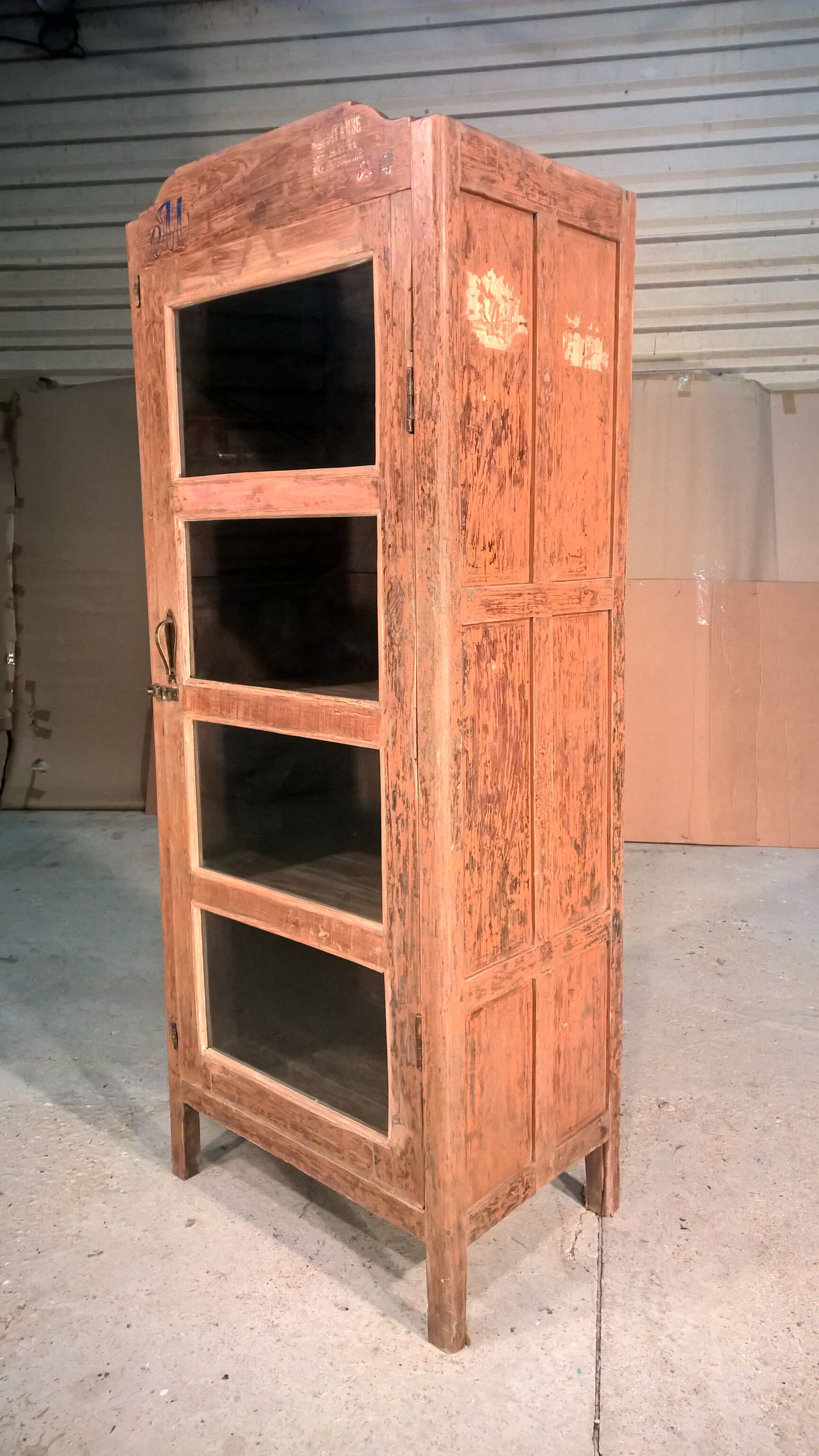 Showcase with 4 door glass panels