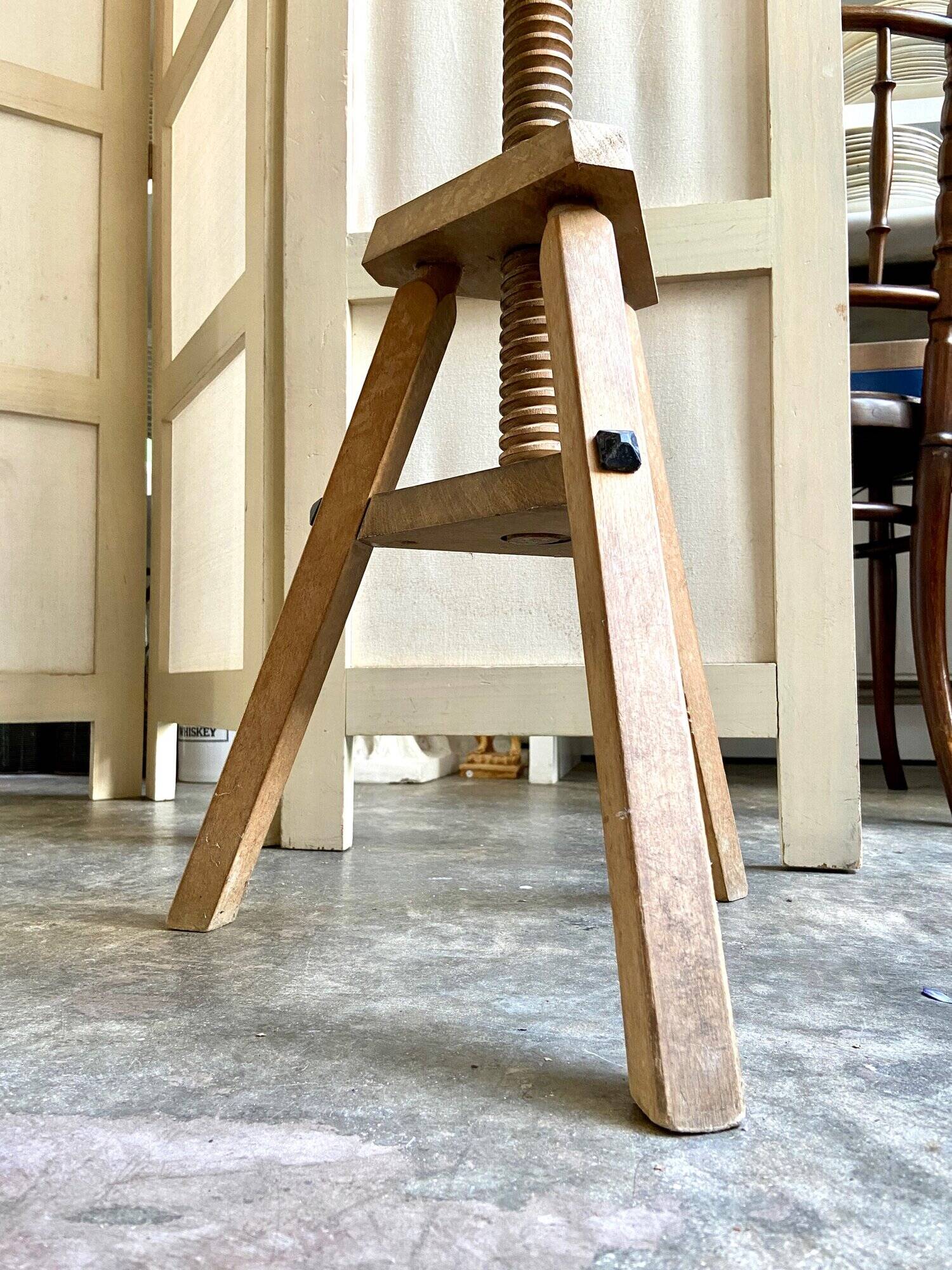 Tripod screw stool in light wood