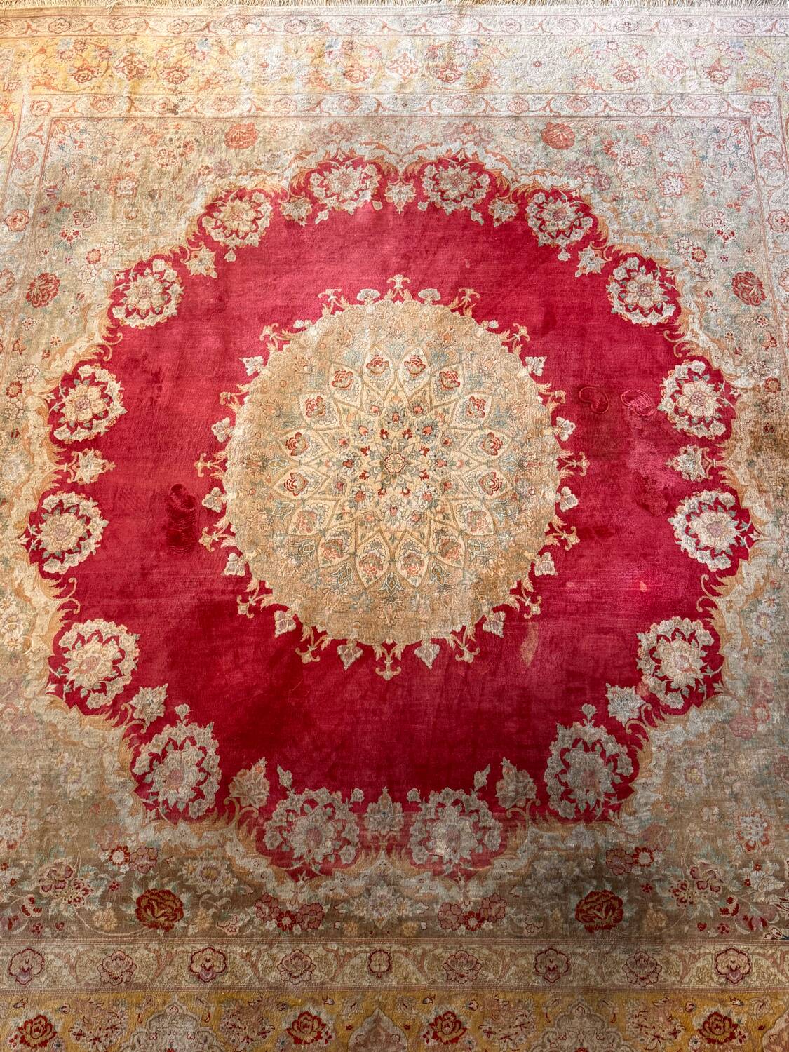 Extra fine Ghoum carpet from Iran in silk, signed Bahrami.