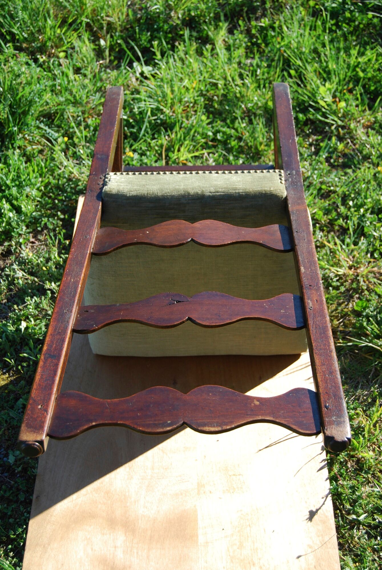 Louis XIII walnut chair feet in balustre brace in H