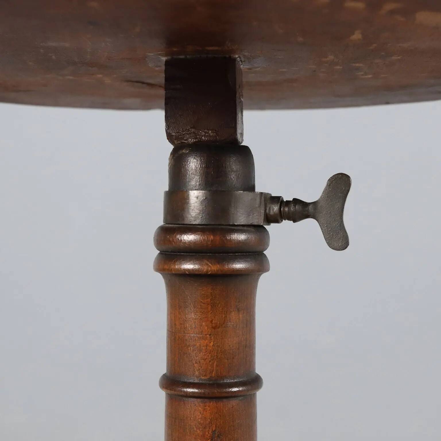 Small antique table in walnut and beech, Italy, 20th century.