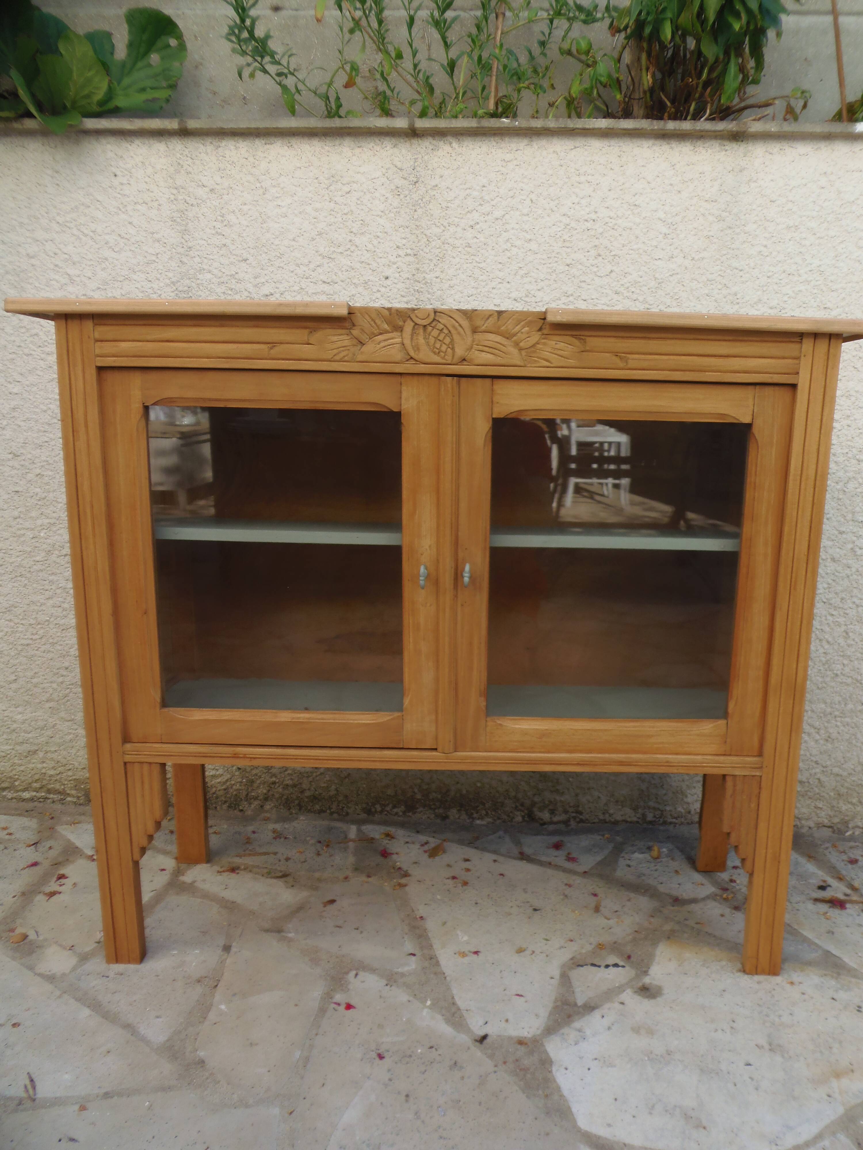 Art Deco sideboard in wood, with 2 glass doors.